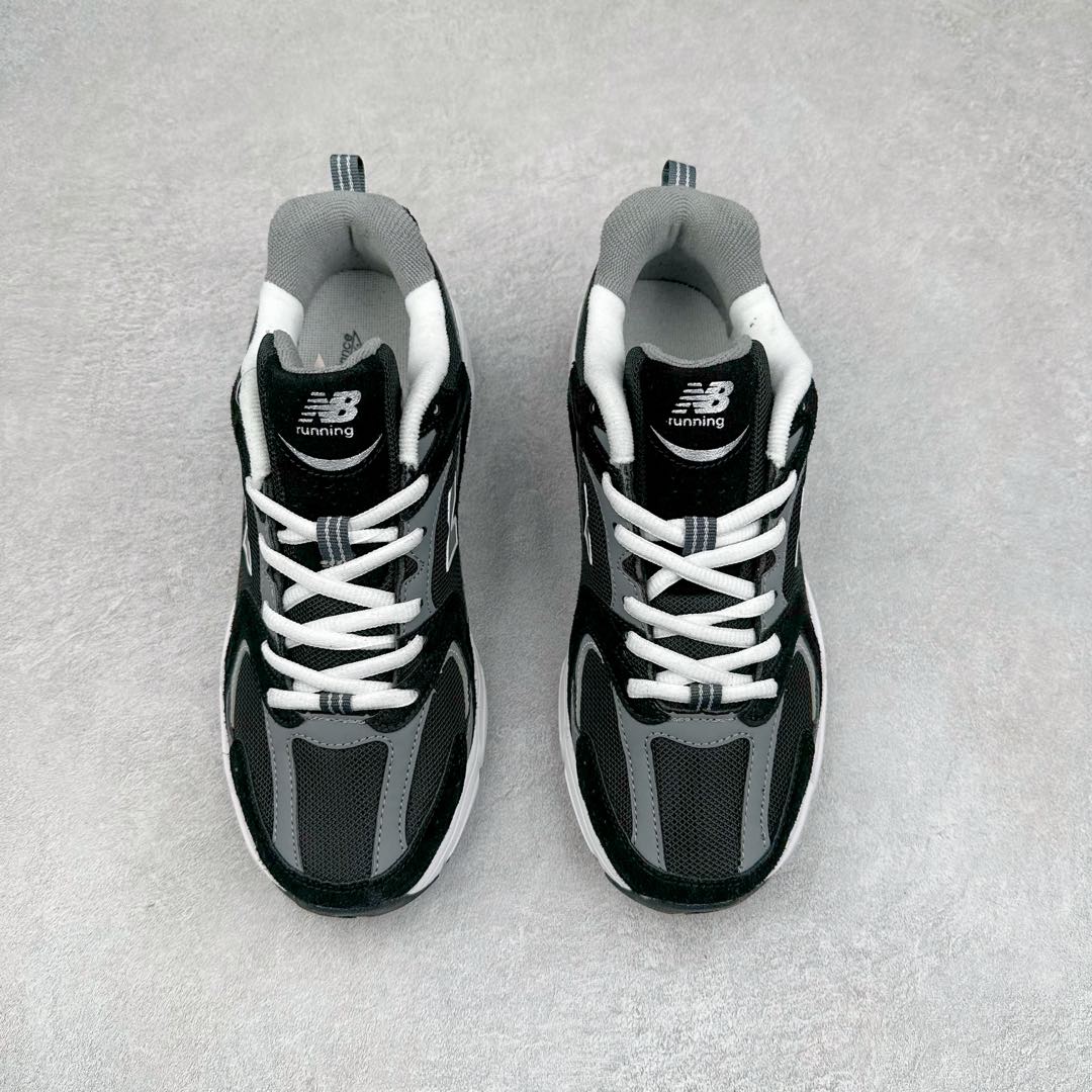 图片[2]-New Balance NB530 新百伦复古透气跑步鞋 抛弃过往以皮革为主的人气轮廓 以极具复古风范的跑鞋外观呈现 设计上全鞋以简约清爽的纯白色作基底 鞋身覆盖大面积织物网眼材质 并于鞋头、鞋带孔眼片等细节处点缀对比鲜明的反光银镀层凸显 鞋舌、侧身等位置则辅以一贯的「N」字标志和品牌徽标彰显身份 最后通过搭载的 ABZORB 缓震中底完善整体造型 尺码：36 37 37.5 38 38.5 39 40 40.5 41 42 42.5 43 44 45-选品中心