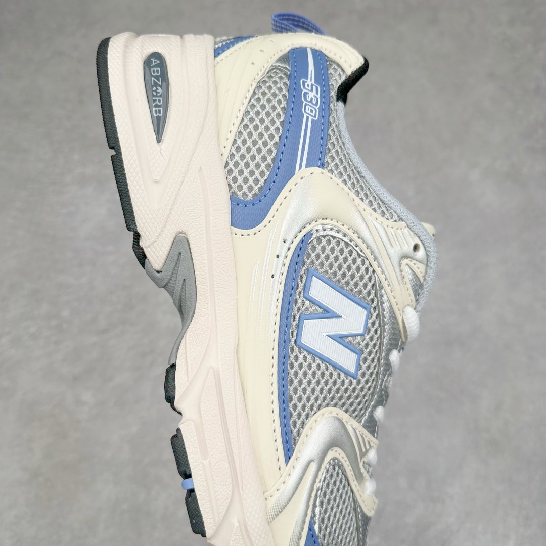 图片[6]-New Balance NB530 新百伦复古透气跑步鞋 抛弃过往以皮革为主的人气轮廓 以极具复古风范的跑鞋外观呈现 设计上全鞋以简约清爽的纯白色作基底 鞋身覆盖大面积织物网眼材质 并于鞋头、鞋带孔眼片等细节处点缀对比鲜明的反光银镀层凸显 鞋舌、侧身等位置则辅以一贯的「N」字标志和品牌徽标彰显身份 最后通过搭载的 ABZORB 缓震中底完善整体造型 尺码：36 37 37.5 38 38.5 39 40 40.5 41 42 42.5 43 44 45-选品中心