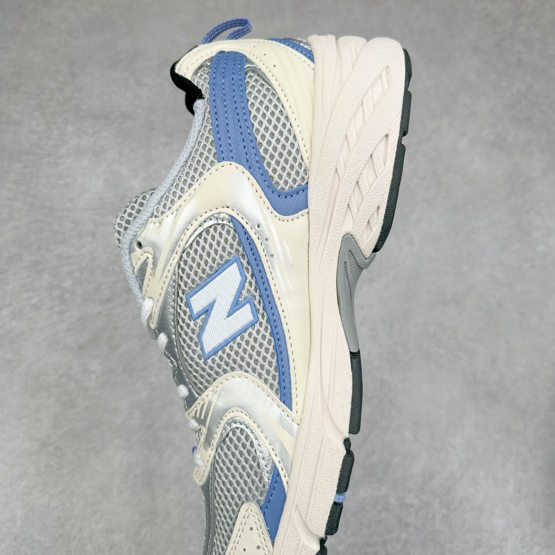 图片[7]-New Balance NB530 新百伦复古透气跑步鞋 抛弃过往以皮革为主的人气轮廓 以极具复古风范的跑鞋外观呈现 设计上全鞋以简约清爽的纯白色作基底 鞋身覆盖大面积织物网眼材质 并于鞋头、鞋带孔眼片等细节处点缀对比鲜明的反光银镀层凸显 鞋舌、侧身等位置则辅以一贯的「N」字标志和品牌徽标彰显身份 最后通过搭载的 ABZORB 缓震中底完善整体造型 尺码：36 37 37.5 38 38.5 39 40 40.5 41 42 42.5 43 44 45-选品中心