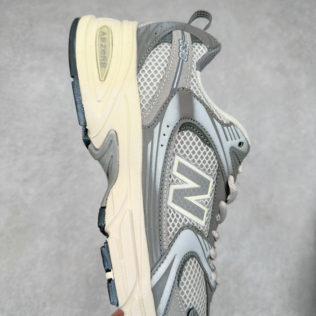 图片[6]-New Balance NB530 新百伦复古透气跑步鞋 抛弃过往以皮革为主的人气轮廓 以极具复古风范的跑鞋外观呈现 设计上全鞋以简约清爽的纯白色作基底 鞋身覆盖大面积织物网眼材质 并于鞋头、鞋带孔眼片等细节处点缀对比鲜明的反光银镀层凸显 鞋舌、侧身等位置则辅以一贯的「N」字标志和品牌徽标彰显身份 最后通过搭载的 ABZORB 缓震中底完善整体造型 尺码：36 37 37.5 38 38.5 39 40 40.5 41 42 42.5 43 44 45-选品中心