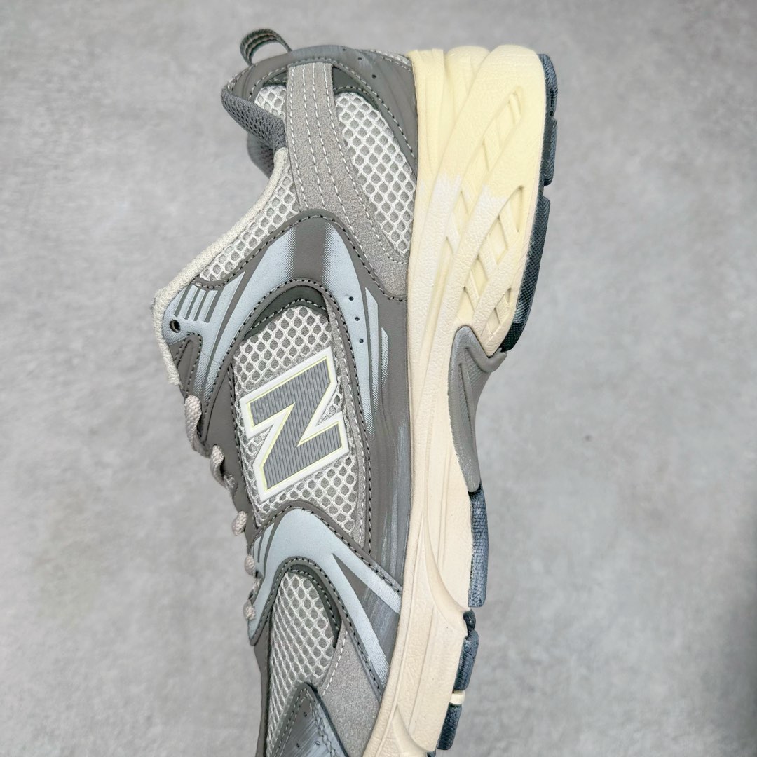 图片[7]-New Balance NB530 新百伦复古透气跑步鞋 抛弃过往以皮革为主的人气轮廓 以极具复古风范的跑鞋外观呈现 设计上全鞋以简约清爽的纯白色作基底 鞋身覆盖大面积织物网眼材质 并于鞋头、鞋带孔眼片等细节处点缀对比鲜明的反光银镀层凸显 鞋舌、侧身等位置则辅以一贯的「N」字标志和品牌徽标彰显身份 最后通过搭载的 ABZORB 缓震中底完善整体造型 尺码：36 37 37.5 38 38.5 39 40 40.5 41 42 42.5 43 44 45-选品中心