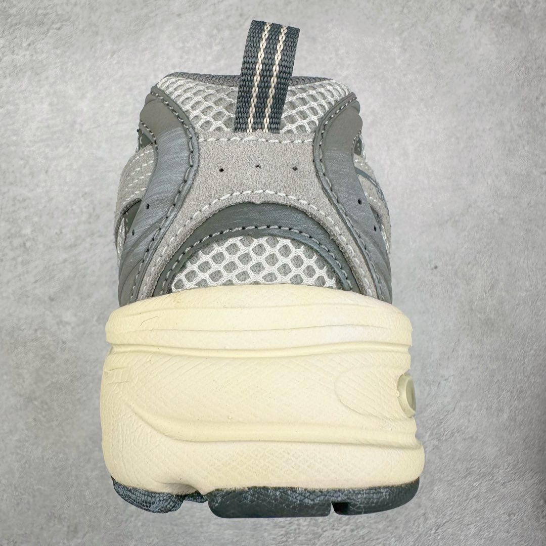 图片[8]-New Balance NB530 新百伦复古透气跑步鞋 抛弃过往以皮革为主的人气轮廓 以极具复古风范的跑鞋外观呈现 设计上全鞋以简约清爽的纯白色作基底 鞋身覆盖大面积织物网眼材质 并于鞋头、鞋带孔眼片等细节处点缀对比鲜明的反光银镀层凸显 鞋舌、侧身等位置则辅以一贯的「N」字标志和品牌徽标彰显身份 最后通过搭载的 ABZORB 缓震中底完善整体造型 尺码：36 37 37.5 38 38.5 39 40 40.5 41 42 42.5 43 44 45-选品中心