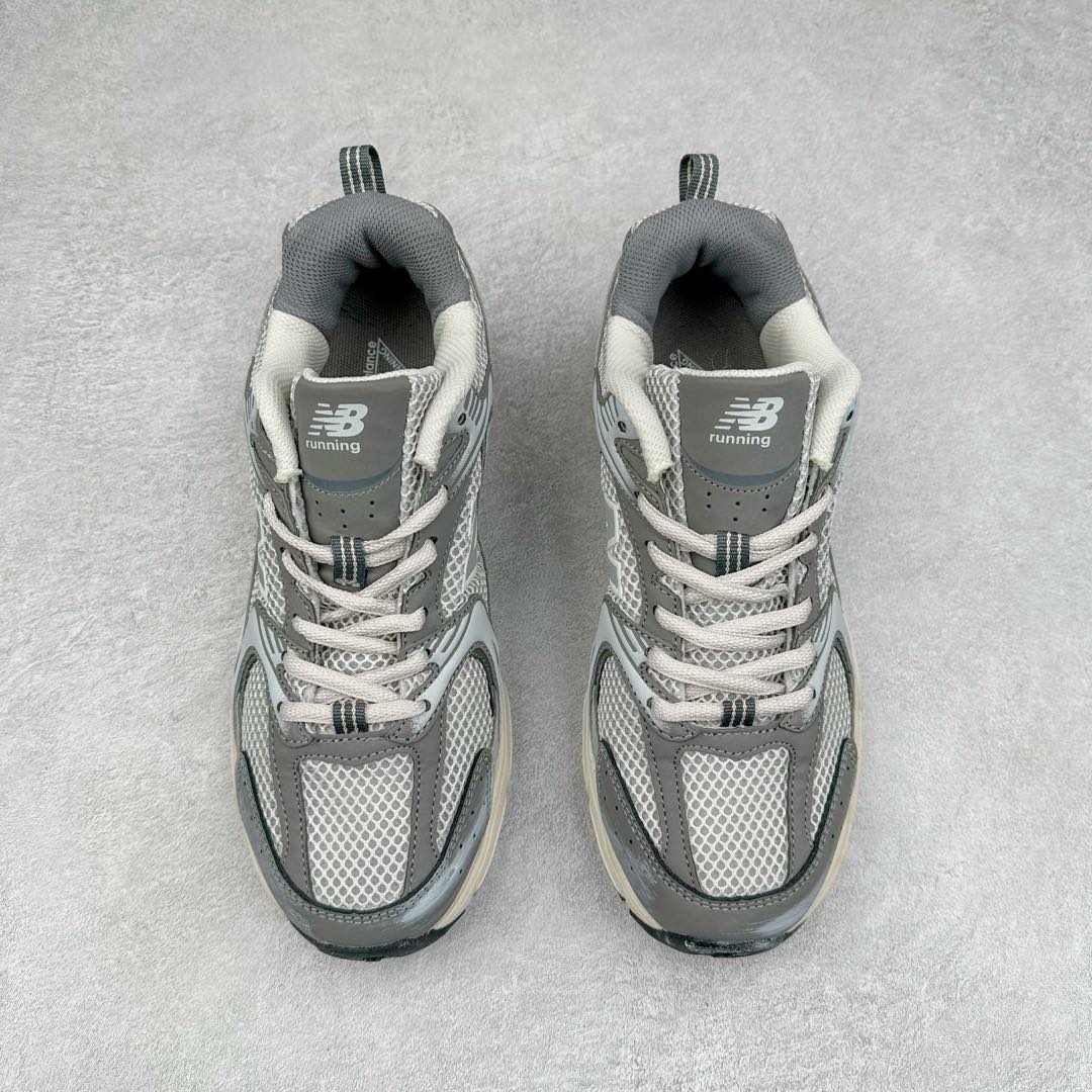 图片[2]-New Balance NB530 新百伦复古透气跑步鞋 抛弃过往以皮革为主的人气轮廓 以极具复古风范的跑鞋外观呈现 设计上全鞋以简约清爽的纯白色作基底 鞋身覆盖大面积织物网眼材质 并于鞋头、鞋带孔眼片等细节处点缀对比鲜明的反光银镀层凸显 鞋舌、侧身等位置则辅以一贯的「N」字标志和品牌徽标彰显身份 最后通过搭载的 ABZORB 缓震中底完善整体造型 尺码：36 37 37.5 38 38.5 39 40 40.5 41 42 42.5 43 44 45-选品中心