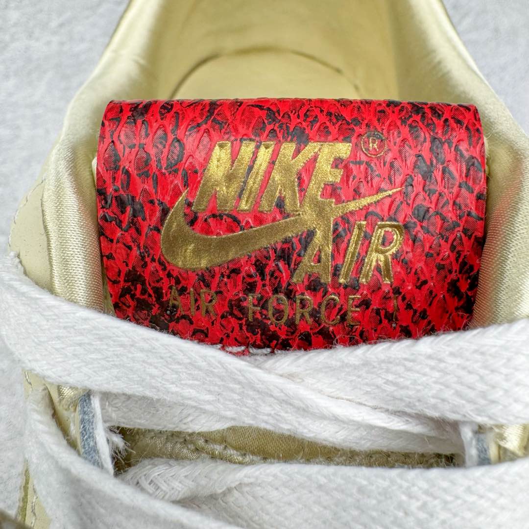 图片[19]-＃纯原 NK Air Force 1 Low \’07 空军一号低帮经典板鞋 CNY蛇年限定 HV5990-172 大厂出品 同步官方全新版本 不规则波浪大底咬花 全鞋电脑针车 工整有序 视觉效果满分 原厂拉帮手法 标准四线 密度针距针孔大小控制到位 原装反口里网布海绵 正确卡色网眼大小 新版鞋撑改用纸团代替 原厂港宝加持完美还原灵魂版型 原盒原配从里到外百分百还原 原厂全头层原厂皮料 原标原盒 内置Sole气垫 中底白色背胶 中底划线 已经无限的接近公司 原厂楦头 原厂刺绣 后跟弧度修正 独家私模 尺码：35.5 36 36.5 37.5 38 38.5 39 40 40.5 41 42 42.5 43 44 44.5 45 46-选品中心