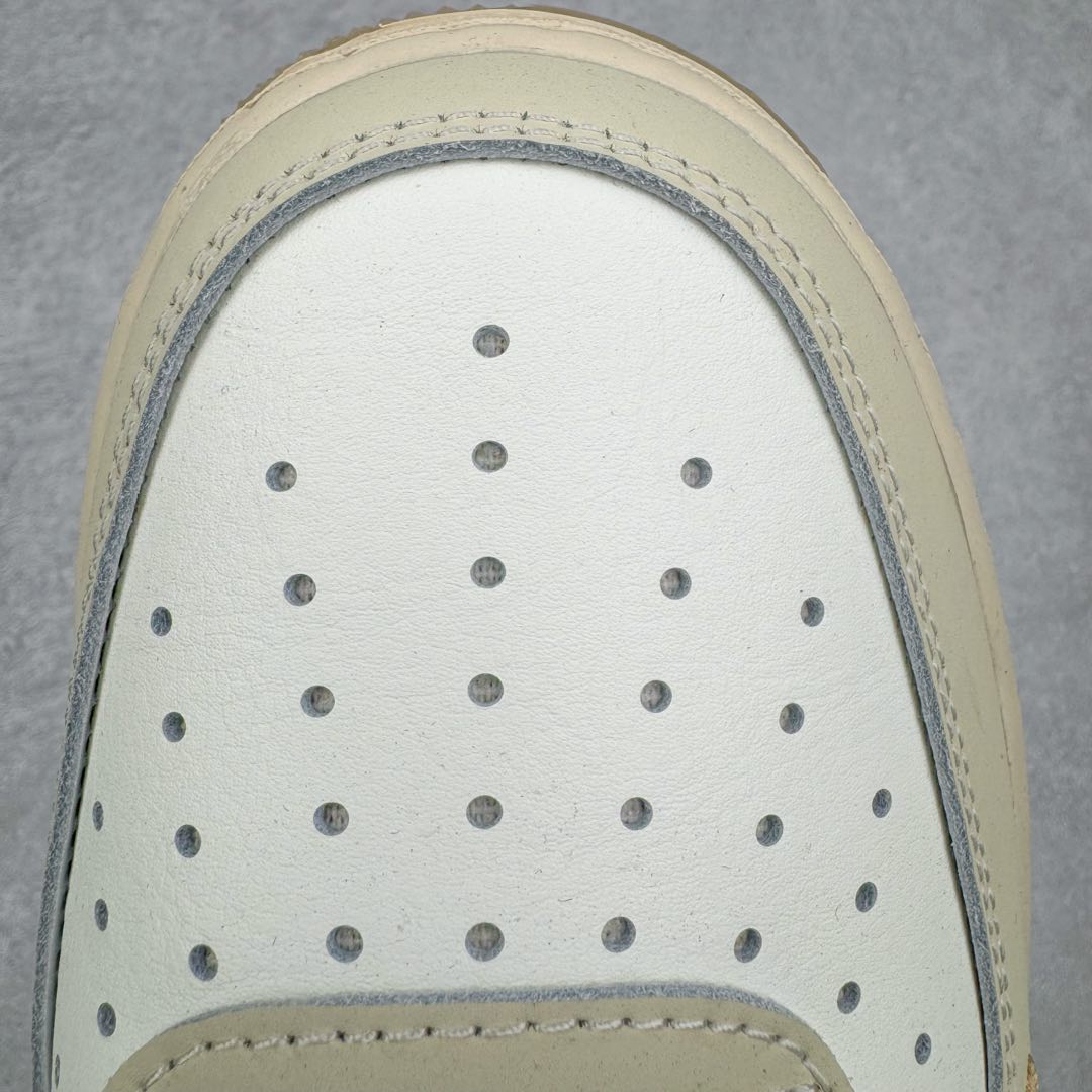 图片[17]-＃纯原 NK Air Force 1 Low \’07 空军一号低帮经典板鞋 CNY蛇年限定 HV5990-172 大厂出品 同步官方全新版本 不规则波浪大底咬花 全鞋电脑针车 工整有序 视觉效果满分 原厂拉帮手法 标准四线 密度针距针孔大小控制到位 原装反口里网布海绵 正确卡色网眼大小 新版鞋撑改用纸团代替 原厂港宝加持完美还原灵魂版型 原盒原配从里到外百分百还原 原厂全头层原厂皮料 原标原盒 内置Sole气垫 中底白色背胶 中底划线 已经无限的接近公司 原厂楦头 原厂刺绣 后跟弧度修正 独家私模 尺码：35.5 36 36.5 37.5 38 38.5 39 40 40.5 41 42 42.5 43 44 44.5 45 46-选品中心