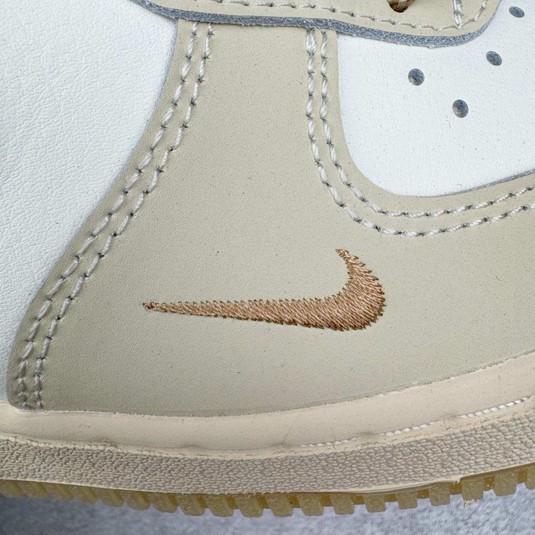 图片[18]-＃纯原 NK Air Force 1 Low \’07 空军一号低帮经典板鞋 CNY蛇年限定 HV5990-172 大厂出品 同步官方全新版本 不规则波浪大底咬花 全鞋电脑针车 工整有序 视觉效果满分 原厂拉帮手法 标准四线 密度针距针孔大小控制到位 原装反口里网布海绵 正确卡色网眼大小 新版鞋撑改用纸团代替 原厂港宝加持完美还原灵魂版型 原盒原配从里到外百分百还原 原厂全头层原厂皮料 原标原盒 内置Sole气垫 中底白色背胶 中底划线 已经无限的接近公司 原厂楦头 原厂刺绣 后跟弧度修正 独家私模 尺码：35.5 36 36.5 37.5 38 38.5 39 40 40.5 41 42 42.5 43 44 44.5 45 46-选品中心