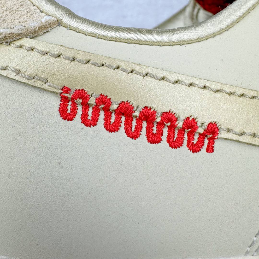 图片[15]-＃纯原 NK Air Force 1 Low \’07 空军一号低帮经典板鞋 CNY蛇年限定 HV5990-172 大厂出品 同步官方全新版本 不规则波浪大底咬花 全鞋电脑针车 工整有序 视觉效果满分 原厂拉帮手法 标准四线 密度针距针孔大小控制到位 原装反口里网布海绵 正确卡色网眼大小 新版鞋撑改用纸团代替 原厂港宝加持完美还原灵魂版型 原盒原配从里到外百分百还原 原厂全头层原厂皮料 原标原盒 内置Sole气垫 中底白色背胶 中底划线 已经无限的接近公司 原厂楦头 原厂刺绣 后跟弧度修正 独家私模 尺码：35.5 36 36.5 37.5 38 38.5 39 40 40.5 41 42 42.5 43 44 44.5 45 46-选品中心