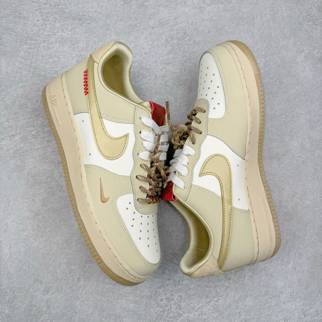 图片[3]-＃纯原 NK Air Force 1 Low \’07 空军一号低帮经典板鞋 CNY蛇年限定 HV5990-172 大厂出品 同步官方全新版本 不规则波浪大底咬花 全鞋电脑针车 工整有序 视觉效果满分 原厂拉帮手法 标准四线 密度针距针孔大小控制到位 原装反口里网布海绵 正确卡色网眼大小 新版鞋撑改用纸团代替 原厂港宝加持完美还原灵魂版型 原盒原配从里到外百分百还原 原厂全头层原厂皮料 原标原盒 内置Sole气垫 中底白色背胶 中底划线 已经无限的接近公司 原厂楦头 原厂刺绣 后跟弧度修正 独家私模 尺码：35.5 36 36.5 37.5 38 38.5 39 40 40.5 41 42 42.5 43 44 44.5 45 46-选品中心