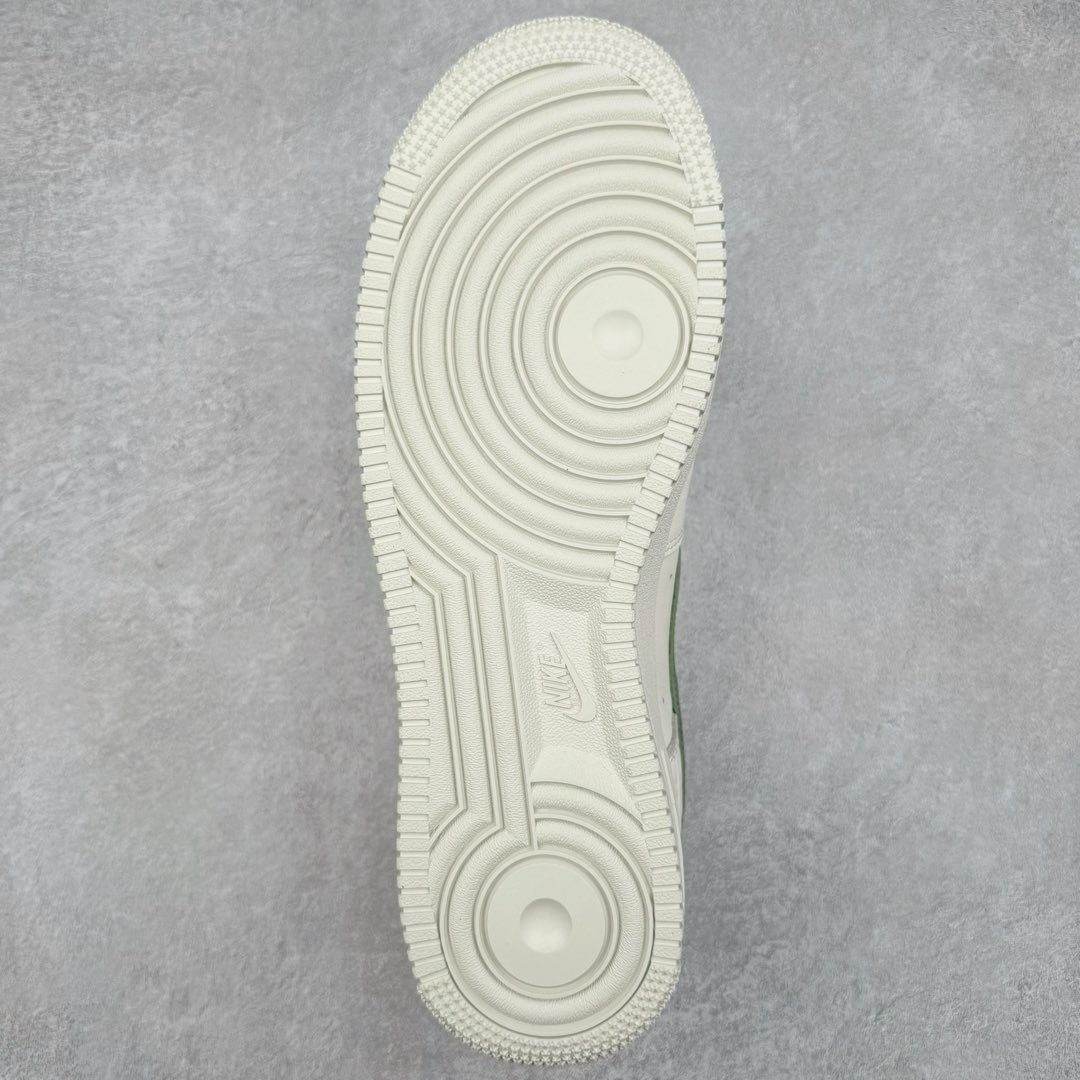 图片[9]-＃纯原 NK Air Force 1 Low \’07 空军一号低帮经典板鞋 CNY蛇年限定 HV5979-130 大厂出品 同步官方全新版本 不规则波浪大底咬花 全鞋电脑针车 工整有序 视觉效果满分 原厂拉帮手法 标准四线 密度针距针孔大小控制到位 原装反口里网布海绵 正确卡色网眼大小 新版鞋撑改用纸团代替 原厂港宝加持完美还原灵魂版型 原盒原配从里到外百分百还原 原厂全头层原厂皮料 原标原盒 内置Sole气垫 中底白色背胶 中底划线 已经无限的接近公司 原厂楦头 原厂刺绣 后跟弧度修正 独家私模 尺码：35.5 36 36.5 37.5 38 38.5 39 40 40.5 41 42 42.5 43 44 44.5 45 46-选品中心