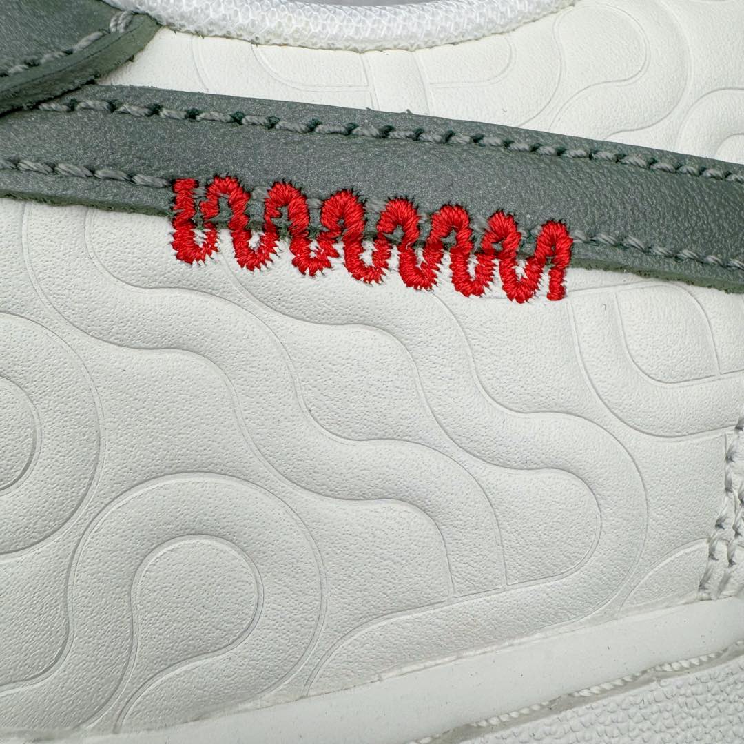 图片[17]-＃纯原 NK Air Force 1 Low \’07 空军一号低帮经典板鞋 CNY蛇年限定 HV5979-130 大厂出品 同步官方全新版本 不规则波浪大底咬花 全鞋电脑针车 工整有序 视觉效果满分 原厂拉帮手法 标准四线 密度针距针孔大小控制到位 原装反口里网布海绵 正确卡色网眼大小 新版鞋撑改用纸团代替 原厂港宝加持完美还原灵魂版型 原盒原配从里到外百分百还原 原厂全头层原厂皮料 原标原盒 内置Sole气垫 中底白色背胶 中底划线 已经无限的接近公司 原厂楦头 原厂刺绣 后跟弧度修正 独家私模 尺码：35.5 36 36.5 37.5 38 38.5 39 40 40.5 41 42 42.5 43 44 44.5 45 46-选品中心