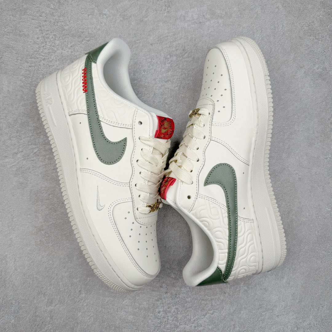 图片[3]-＃纯原 NK Air Force 1 Low \’07 空军一号低帮经典板鞋 CNY蛇年限定 HV5979-130 大厂出品 同步官方全新版本 不规则波浪大底咬花 全鞋电脑针车 工整有序 视觉效果满分 原厂拉帮手法 标准四线 密度针距针孔大小控制到位 原装反口里网布海绵 正确卡色网眼大小 新版鞋撑改用纸团代替 原厂港宝加持完美还原灵魂版型 原盒原配从里到外百分百还原 原厂全头层原厂皮料 原标原盒 内置Sole气垫 中底白色背胶 中底划线 已经无限的接近公司 原厂楦头 原厂刺绣 后跟弧度修正 独家私模 尺码：35.5 36 36.5 37.5 38 38.5 39 40 40.5 41 42 42.5 43 44 44.5 45 46-选品中心