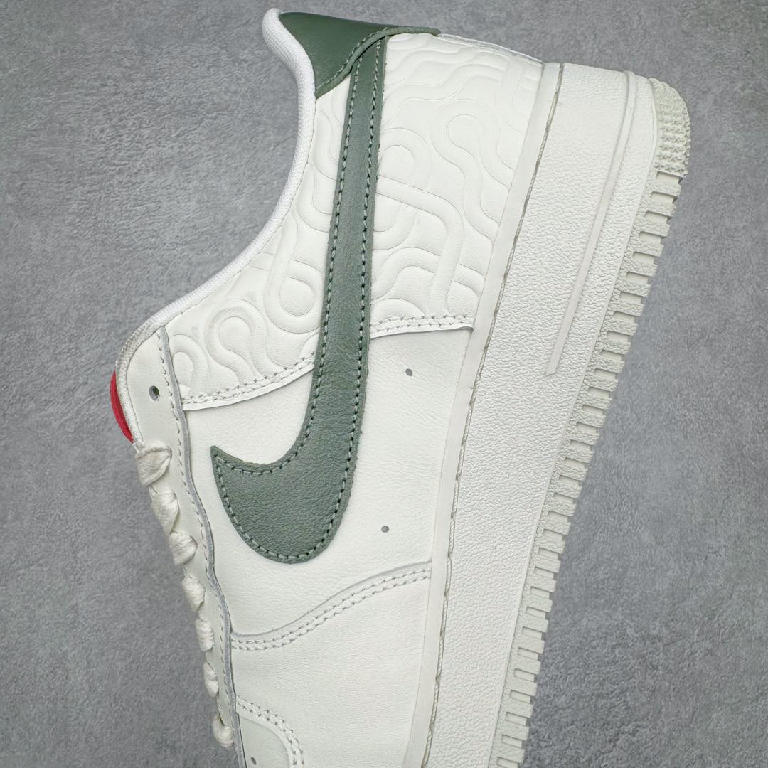 图片[7]-＃纯原 NK Air Force 1 Low \’07 空军一号低帮经典板鞋 CNY蛇年限定 HV5979-130 大厂出品 同步官方全新版本 不规则波浪大底咬花 全鞋电脑针车 工整有序 视觉效果满分 原厂拉帮手法 标准四线 密度针距针孔大小控制到位 原装反口里网布海绵 正确卡色网眼大小 新版鞋撑改用纸团代替 原厂港宝加持完美还原灵魂版型 原盒原配从里到外百分百还原 原厂全头层原厂皮料 原标原盒 内置Sole气垫 中底白色背胶 中底划线 已经无限的接近公司 原厂楦头 原厂刺绣 后跟弧度修正 独家私模 尺码：35.5 36 36.5 37.5 38 38.5 39 40 40.5 41 42 42.5 43 44 44.5 45 46-选品中心