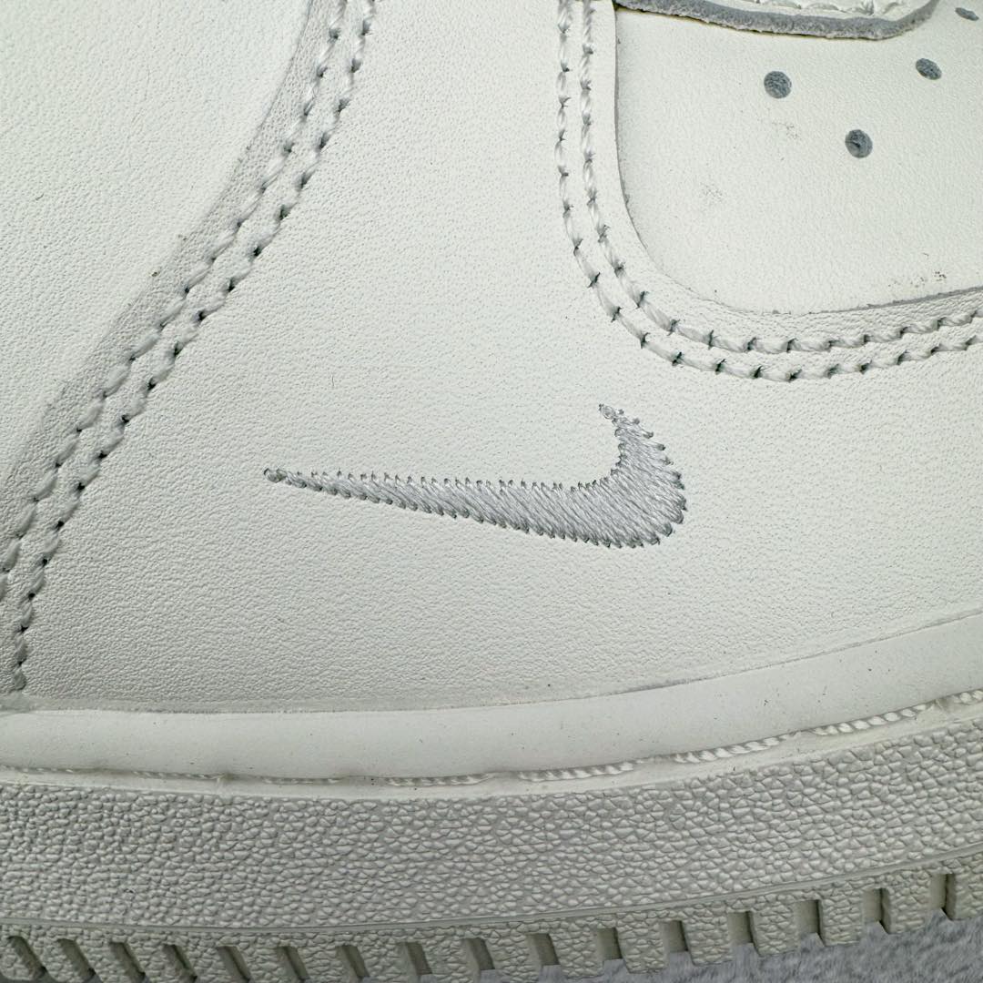 图片[19]-＃纯原 NK Air Force 1 Low \’07 空军一号低帮经典板鞋 CNY蛇年限定 HV5979-130 大厂出品 同步官方全新版本 不规则波浪大底咬花 全鞋电脑针车 工整有序 视觉效果满分 原厂拉帮手法 标准四线 密度针距针孔大小控制到位 原装反口里网布海绵 正确卡色网眼大小 新版鞋撑改用纸团代替 原厂港宝加持完美还原灵魂版型 原盒原配从里到外百分百还原 原厂全头层原厂皮料 原标原盒 内置Sole气垫 中底白色背胶 中底划线 已经无限的接近公司 原厂楦头 原厂刺绣 后跟弧度修正 独家私模 尺码：35.5 36 36.5 37.5 38 38.5 39 40 40.5 41 42 42.5 43 44 44.5 45 46-选品中心