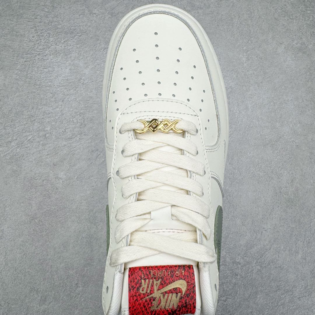 图片[4]-＃纯原 NK Air Force 1 Low \’07 空军一号低帮经典板鞋 CNY蛇年限定 HV5979-130 大厂出品 同步官方全新版本 不规则波浪大底咬花 全鞋电脑针车 工整有序 视觉效果满分 原厂拉帮手法 标准四线 密度针距针孔大小控制到位 原装反口里网布海绵 正确卡色网眼大小 新版鞋撑改用纸团代替 原厂港宝加持完美还原灵魂版型 原盒原配从里到外百分百还原 原厂全头层原厂皮料 原标原盒 内置Sole气垫 中底白色背胶 中底划线 已经无限的接近公司 原厂楦头 原厂刺绣 后跟弧度修正 独家私模 尺码：35.5 36 36.5 37.5 38 38.5 39 40 40.5 41 42 42.5 43 44 44.5 45 46-选品中心