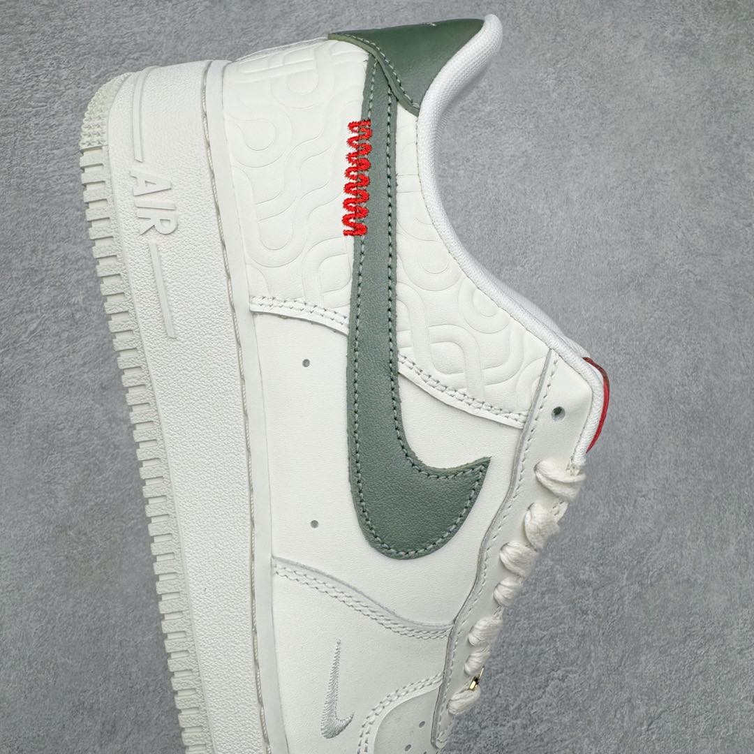图片[6]-＃纯原 NK Air Force 1 Low \’07 空军一号低帮经典板鞋 CNY蛇年限定 HV5979-130 大厂出品 同步官方全新版本 不规则波浪大底咬花 全鞋电脑针车 工整有序 视觉效果满分 原厂拉帮手法 标准四线 密度针距针孔大小控制到位 原装反口里网布海绵 正确卡色网眼大小 新版鞋撑改用纸团代替 原厂港宝加持完美还原灵魂版型 原盒原配从里到外百分百还原 原厂全头层原厂皮料 原标原盒 内置Sole气垫 中底白色背胶 中底划线 已经无限的接近公司 原厂楦头 原厂刺绣 后跟弧度修正 独家私模 尺码：35.5 36 36.5 37.5 38 38.5 39 40 40.5 41 42 42.5 43 44 44.5 45 46-选品中心