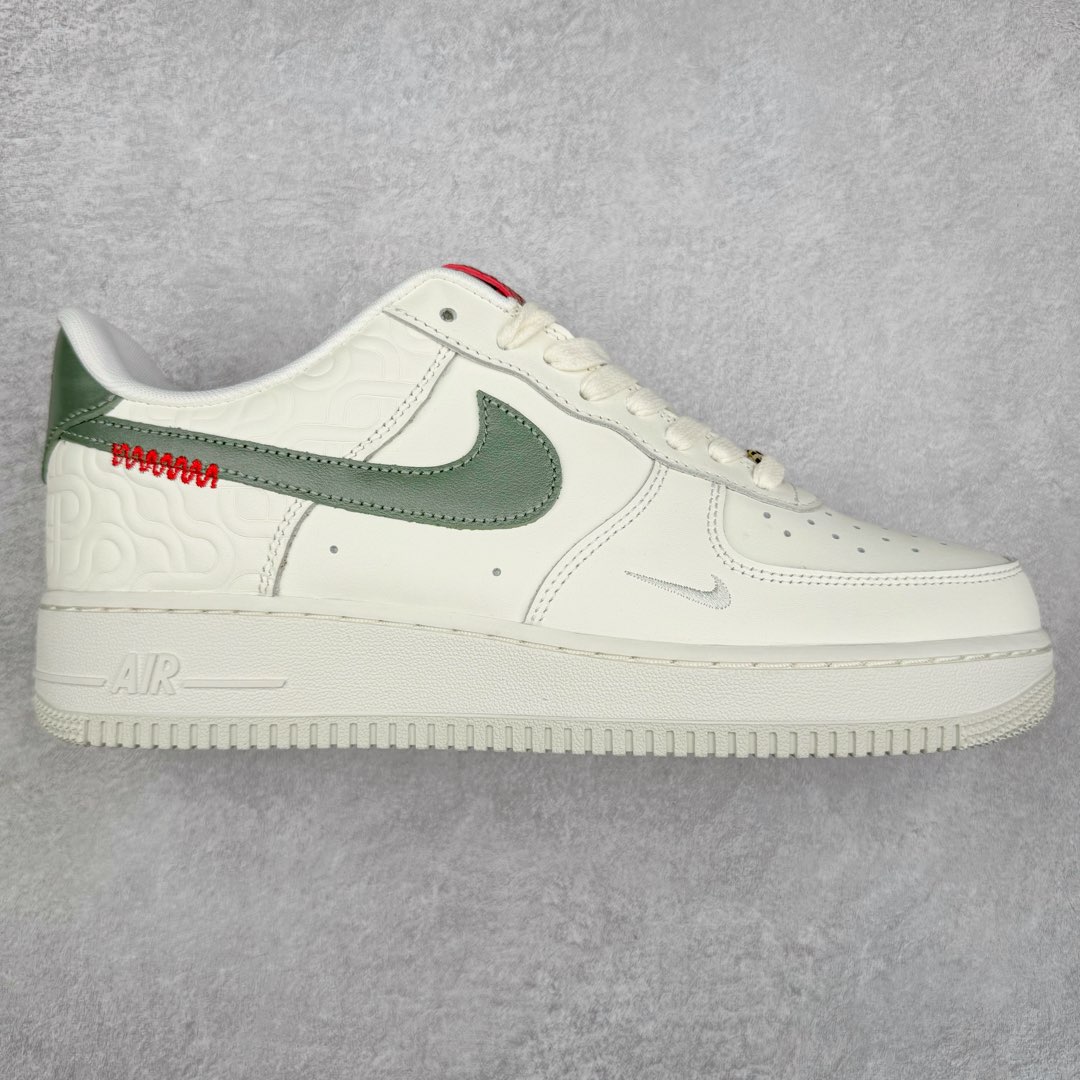 ＃纯原 NK Air Force 1 Low \’07 空军一号低帮经典板鞋 CNY蛇年限定 HV5979-130 大厂出品 同步官方全新版本 不规则波浪大底咬花 全鞋电脑针车 工整有序 视觉效果满分 原厂拉帮手法 标准四线 密度针距针孔大小控制到位 原装反口里网布海绵 正确卡色网眼大小 新版鞋撑改用纸团代替 原厂港宝加持完美还原灵魂版型 原盒原配从里到外百分百还原 原厂全头层原厂皮料 原标原盒 内置Sole气垫 中底白色背胶 中底划线 已经无限的接近公司 原厂楦头 原厂刺绣 后跟弧度修正 独家私模 尺码：35.5 36 36.5 37.5 38 38.5 39 40 40.5 41 42 42.5 43 44 44.5 45 46-选品中心