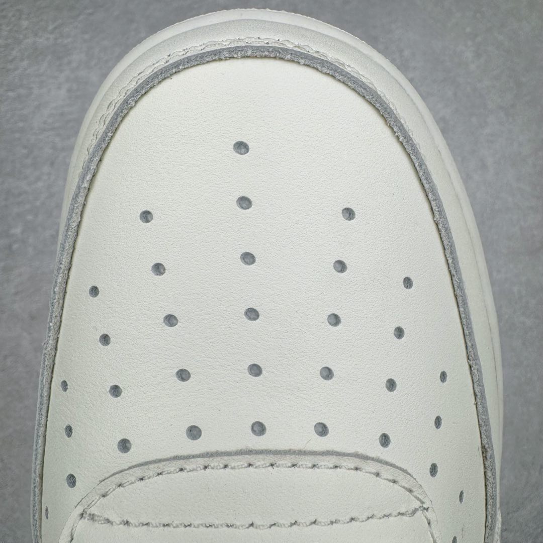 图片[15]-＃纯原 NK Air Force 1 Low \’07 空军一号低帮经典板鞋 CNY蛇年限定 HV5979-130 大厂出品 同步官方全新版本 不规则波浪大底咬花 全鞋电脑针车 工整有序 视觉效果满分 原厂拉帮手法 标准四线 密度针距针孔大小控制到位 原装反口里网布海绵 正确卡色网眼大小 新版鞋撑改用纸团代替 原厂港宝加持完美还原灵魂版型 原盒原配从里到外百分百还原 原厂全头层原厂皮料 原标原盒 内置Sole气垫 中底白色背胶 中底划线 已经无限的接近公司 原厂楦头 原厂刺绣 后跟弧度修正 独家私模 尺码：35.5 36 36.5 37.5 38 38.5 39 40 40.5 41 42 42.5 43 44 44.5 45 46-选品中心