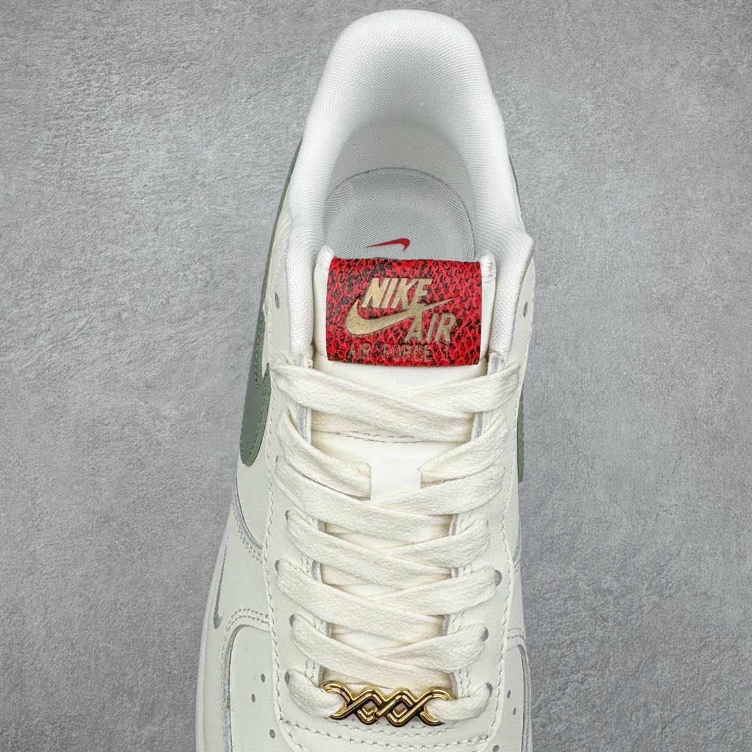 图片[5]-＃纯原 NK Air Force 1 Low \’07 空军一号低帮经典板鞋 CNY蛇年限定 HV5979-130 大厂出品 同步官方全新版本 不规则波浪大底咬花 全鞋电脑针车 工整有序 视觉效果满分 原厂拉帮手法 标准四线 密度针距针孔大小控制到位 原装反口里网布海绵 正确卡色网眼大小 新版鞋撑改用纸团代替 原厂港宝加持完美还原灵魂版型 原盒原配从里到外百分百还原 原厂全头层原厂皮料 原标原盒 内置Sole气垫 中底白色背胶 中底划线 已经无限的接近公司 原厂楦头 原厂刺绣 后跟弧度修正 独家私模 尺码：35.5 36 36.5 37.5 38 38.5 39 40 40.5 41 42 42.5 43 44 44.5 45 46-选品中心