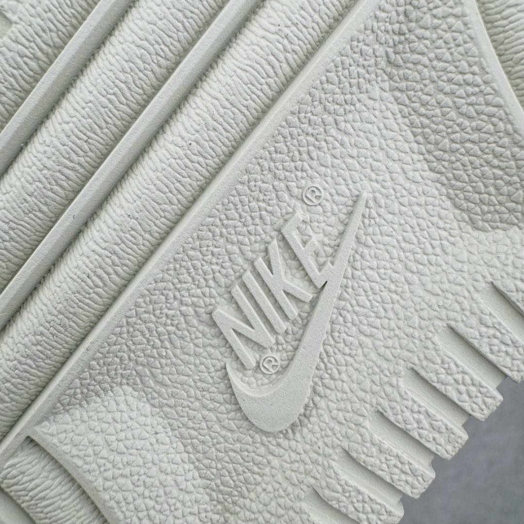 图片[20]-＃纯原 NK Air Force 1 Low \’07 空军一号低帮经典板鞋 CNY蛇年限定 HV5979-130 大厂出品 同步官方全新版本 不规则波浪大底咬花 全鞋电脑针车 工整有序 视觉效果满分 原厂拉帮手法 标准四线 密度针距针孔大小控制到位 原装反口里网布海绵 正确卡色网眼大小 新版鞋撑改用纸团代替 原厂港宝加持完美还原灵魂版型 原盒原配从里到外百分百还原 原厂全头层原厂皮料 原标原盒 内置Sole气垫 中底白色背胶 中底划线 已经无限的接近公司 原厂楦头 原厂刺绣 后跟弧度修正 独家私模 尺码：35.5 36 36.5 37.5 38 38.5 39 40 40.5 41 42 42.5 43 44 44.5 45 46-选品中心