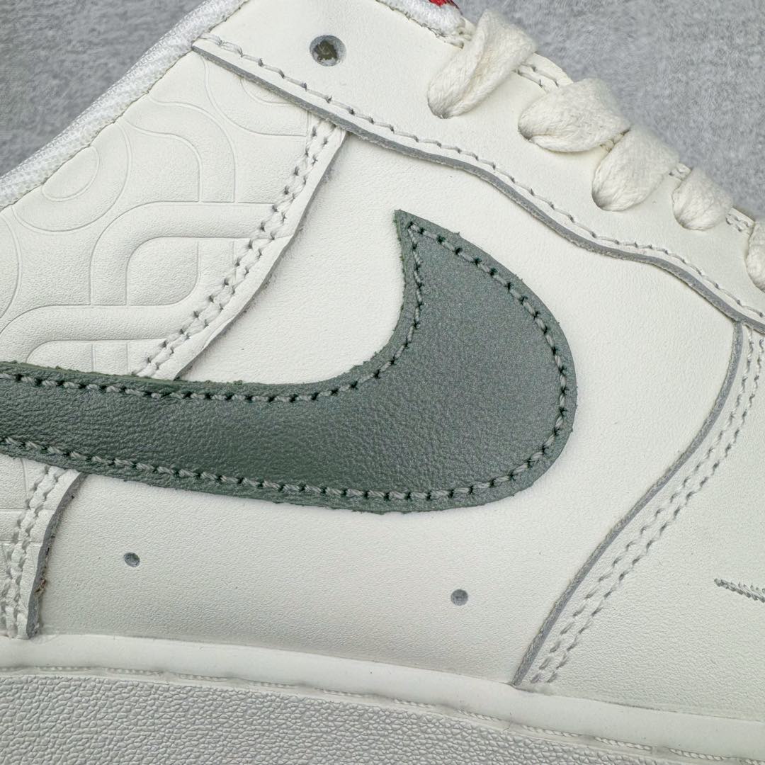 图片[16]-＃纯原 NK Air Force 1 Low \’07 空军一号低帮经典板鞋 CNY蛇年限定 HV5979-130 大厂出品 同步官方全新版本 不规则波浪大底咬花 全鞋电脑针车 工整有序 视觉效果满分 原厂拉帮手法 标准四线 密度针距针孔大小控制到位 原装反口里网布海绵 正确卡色网眼大小 新版鞋撑改用纸团代替 原厂港宝加持完美还原灵魂版型 原盒原配从里到外百分百还原 原厂全头层原厂皮料 原标原盒 内置Sole气垫 中底白色背胶 中底划线 已经无限的接近公司 原厂楦头 原厂刺绣 后跟弧度修正 独家私模 尺码：35.5 36 36.5 37.5 38 38.5 39 40 40.5 41 42 42.5 43 44 44.5 45 46-选品中心