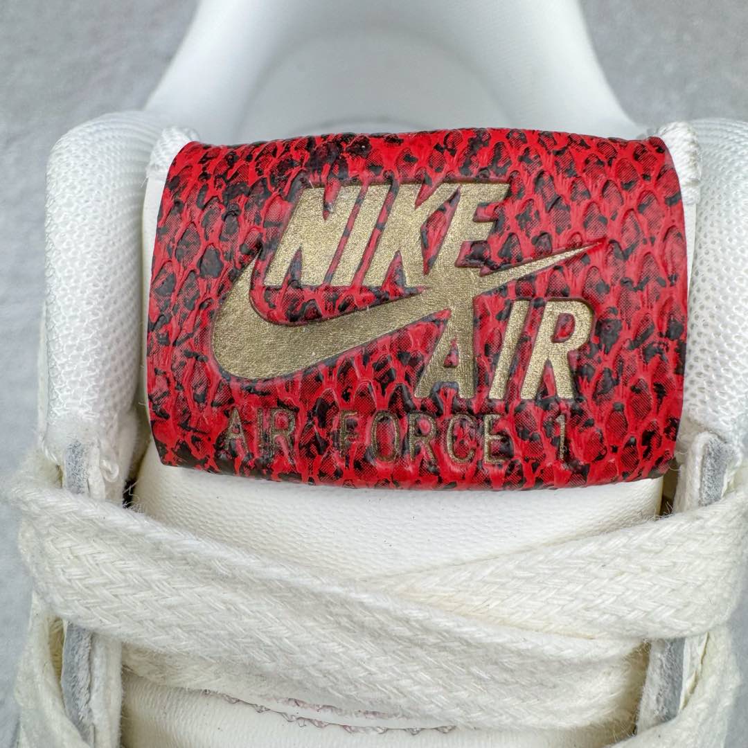 图片[13]-＃纯原 NK Air Force 1 Low \’07 空军一号低帮经典板鞋 CNY蛇年限定 HV5979-130 大厂出品 同步官方全新版本 不规则波浪大底咬花 全鞋电脑针车 工整有序 视觉效果满分 原厂拉帮手法 标准四线 密度针距针孔大小控制到位 原装反口里网布海绵 正确卡色网眼大小 新版鞋撑改用纸团代替 原厂港宝加持完美还原灵魂版型 原盒原配从里到外百分百还原 原厂全头层原厂皮料 原标原盒 内置Sole气垫 中底白色背胶 中底划线 已经无限的接近公司 原厂楦头 原厂刺绣 后跟弧度修正 独家私模 尺码：35.5 36 36.5 37.5 38 38.5 39 40 40.5 41 42 42.5 43 44 44.5 45 46-选品中心