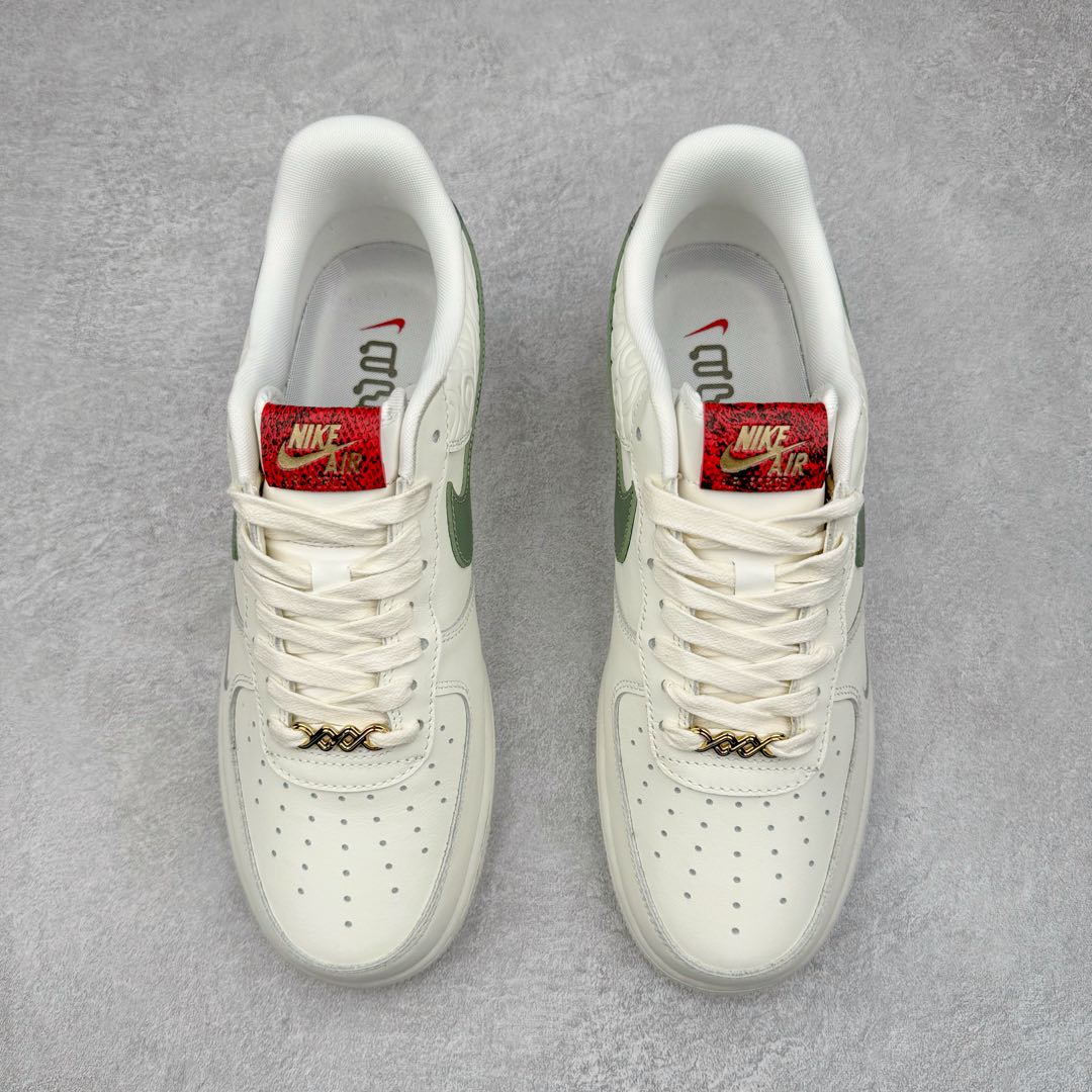 图片[2]-＃纯原 NK Air Force 1 Low \’07 空军一号低帮经典板鞋 CNY蛇年限定 HV5979-130 大厂出品 同步官方全新版本 不规则波浪大底咬花 全鞋电脑针车 工整有序 视觉效果满分 原厂拉帮手法 标准四线 密度针距针孔大小控制到位 原装反口里网布海绵 正确卡色网眼大小 新版鞋撑改用纸团代替 原厂港宝加持完美还原灵魂版型 原盒原配从里到外百分百还原 原厂全头层原厂皮料 原标原盒 内置Sole气垫 中底白色背胶 中底划线 已经无限的接近公司 原厂楦头 原厂刺绣 后跟弧度修正 独家私模 尺码：35.5 36 36.5 37.5 38 38.5 39 40 40.5 41 42 42.5 43 44 44.5 45 46-选品中心