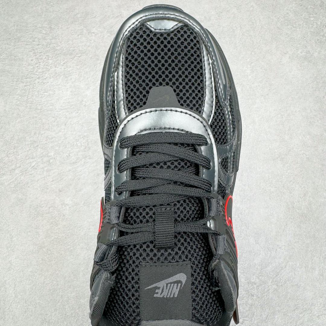 图片[4]-NK V2K Runtekk 减震防滑低帮 复古老爹鞋跑步鞋 HJ4497-001 鞋款被命名为 Runtekk 设计上借鉴了 2000 年的跑鞋风格 配色上以金属银为主调 简练又有复古运动气质 材质上使用大面积网眼、皮革、TPU 组成 支撑和透气性肯定不错 中底处由 Cushlon 泡绵打造 保证在压马路时可以提供优秀脚感 并通过一手做旧氧化效果突出复古感 中底造型很容易让大家联想到巴黎世家3XL 增高效果同样不能忽视 尺码：36 36.5 37.5 38 38.5 39 40 40.5 41 42 42.5 43 44 44.5 45-选品中心