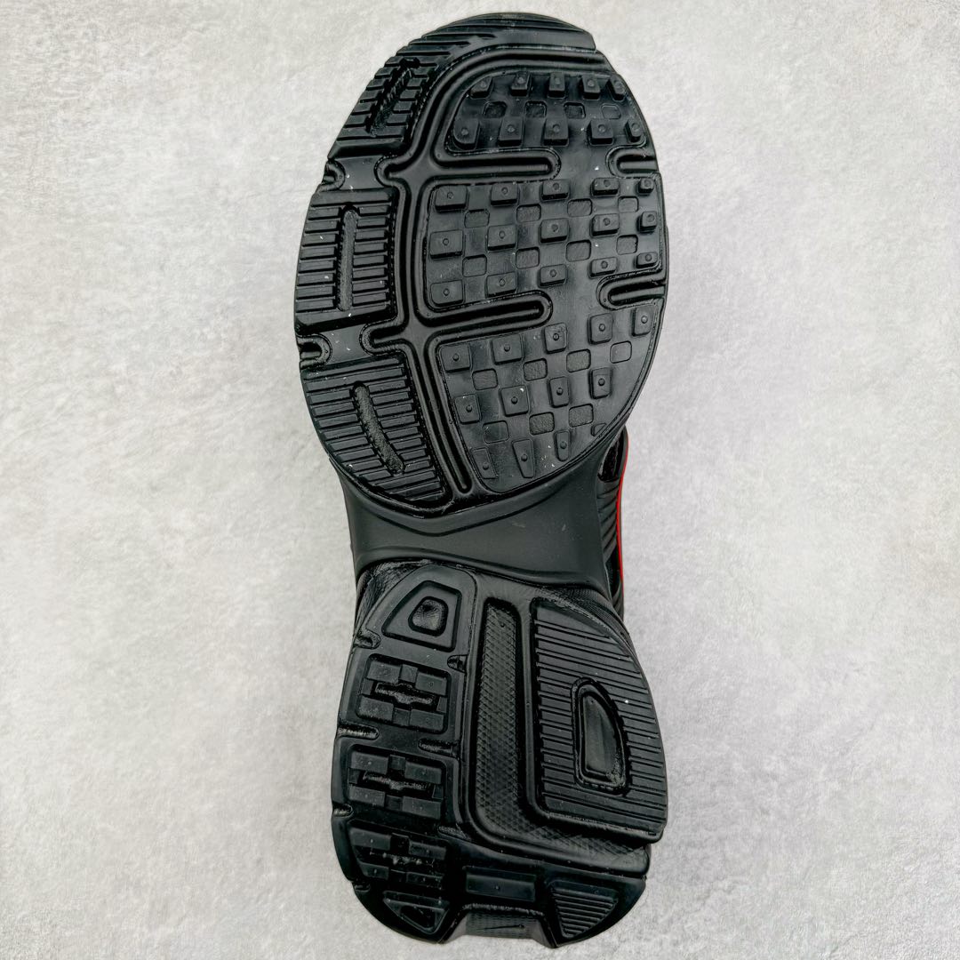 图片[9]-NK V2K Runtekk 减震防滑低帮 复古老爹鞋跑步鞋 HJ4497-001 鞋款被命名为 Runtekk 设计上借鉴了 2000 年的跑鞋风格 配色上以金属银为主调 简练又有复古运动气质 材质上使用大面积网眼、皮革、TPU 组成 支撑和透气性肯定不错 中底处由 Cushlon 泡绵打造 保证在压马路时可以提供优秀脚感 并通过一手做旧氧化效果突出复古感 中底造型很容易让大家联想到巴黎世家3XL 增高效果同样不能忽视 尺码：36 36.5 37.5 38 38.5 39 40 40.5 41 42 42.5 43 44 44.5 45-选品中心