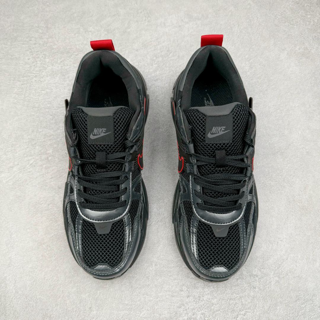 图片[2]-NK V2K Runtekk 减震防滑低帮 复古老爹鞋跑步鞋 HJ4497-001 鞋款被命名为 Runtekk 设计上借鉴了 2000 年的跑鞋风格 配色上以金属银为主调 简练又有复古运动气质 材质上使用大面积网眼、皮革、TPU 组成 支撑和透气性肯定不错 中底处由 Cushlon 泡绵打造 保证在压马路时可以提供优秀脚感 并通过一手做旧氧化效果突出复古感 中底造型很容易让大家联想到巴黎世家3XL 增高效果同样不能忽视 尺码：36 36.5 37.5 38 38.5 39 40 40.5 41 42 42.5 43 44 44.5 45-选品中心