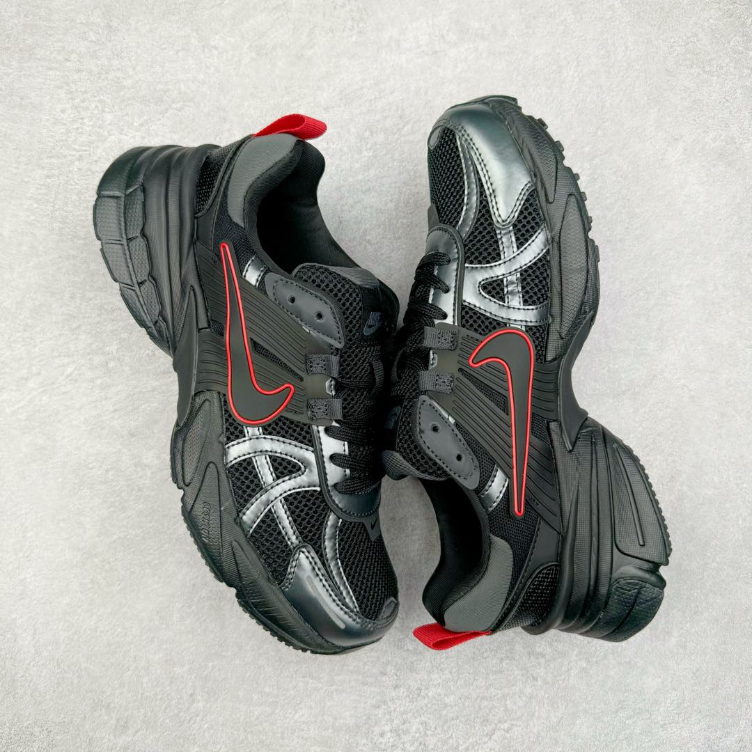 图片[3]-NK V2K Runtekk 减震防滑低帮 复古老爹鞋跑步鞋 HJ4497-001 鞋款被命名为 Runtekk 设计上借鉴了 2000 年的跑鞋风格 配色上以金属银为主调 简练又有复古运动气质 材质上使用大面积网眼、皮革、TPU 组成 支撑和透气性肯定不错 中底处由 Cushlon 泡绵打造 保证在压马路时可以提供优秀脚感 并通过一手做旧氧化效果突出复古感 中底造型很容易让大家联想到巴黎世家3XL 增高效果同样不能忽视 尺码：36 36.5 37.5 38 38.5 39 40 40.5 41 42 42.5 43 44 44.5 45-选品中心