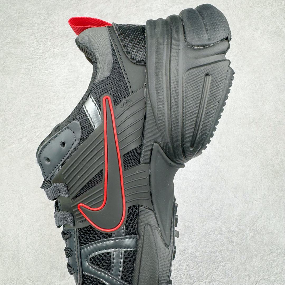 图片[7]-NK V2K Runtekk 减震防滑低帮 复古老爹鞋跑步鞋 HJ4497-001 鞋款被命名为 Runtekk 设计上借鉴了 2000 年的跑鞋风格 配色上以金属银为主调 简练又有复古运动气质 材质上使用大面积网眼、皮革、TPU 组成 支撑和透气性肯定不错 中底处由 Cushlon 泡绵打造 保证在压马路时可以提供优秀脚感 并通过一手做旧氧化效果突出复古感 中底造型很容易让大家联想到巴黎世家3XL 增高效果同样不能忽视 尺码：36 36.5 37.5 38 38.5 39 40 40.5 41 42 42.5 43 44 44.5 45-选品中心