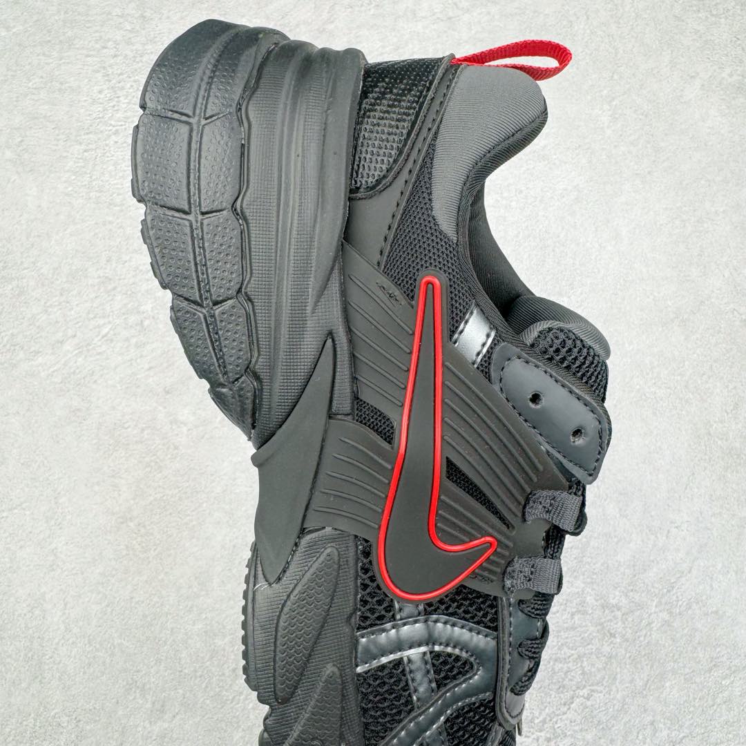 图片[6]-NK V2K Runtekk 减震防滑低帮 复古老爹鞋跑步鞋 HJ4497-001 鞋款被命名为 Runtekk 设计上借鉴了 2000 年的跑鞋风格 配色上以金属银为主调 简练又有复古运动气质 材质上使用大面积网眼、皮革、TPU 组成 支撑和透气性肯定不错 中底处由 Cushlon 泡绵打造 保证在压马路时可以提供优秀脚感 并通过一手做旧氧化效果突出复古感 中底造型很容易让大家联想到巴黎世家3XL 增高效果同样不能忽视 尺码：36 36.5 37.5 38 38.5 39 40 40.5 41 42 42.5 43 44 44.5 45-选品中心