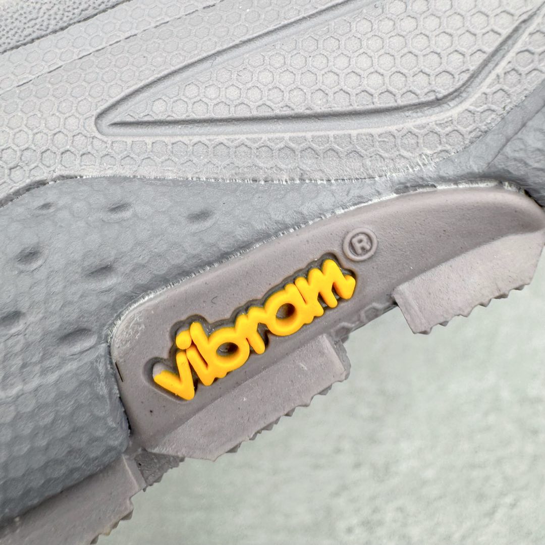 图片[20]-＃纯原 HOKA ONE ONE Tor Uitra Low 托亚潮流户外越野登山功能鞋 鞋款利用机能、户外、复古元素将都市型格与户外机能无缝结合 既能自由穿梭于城市的钢筋水泥之间 也能轻松演绎山系潮流搭配 全粒面皮革结合模压鞋口 提升持久耐穿度 直至鞋头的鞋带设计 舒适灵活的调节 搭配鞋头处HOKA ONE ONE飞翼纹饰 营造了个性十足的张扬气场 Tor Ultra 配备 Vibram® 鞋底与 EVA 和RMAT® 中底 给穿著者最佳的抓地力及舒适性 另外中底的金属摇杆可稳定脚部行程 当走过崎岖山路时依然让脚部得到平稳的感觉 而整对鞋以皮革和耐用尼龙布材打造 与坚固的鞋底相结合 可以牢固地支撑脚部和脚踝 另外外层搭载的Event技术 保持鞋履防水以及鞋内透气作用 尺码：36 36.5 37.5 38 38.5 39 40 40.5 41 42 42.5 43 44 44.5 45-选品中心