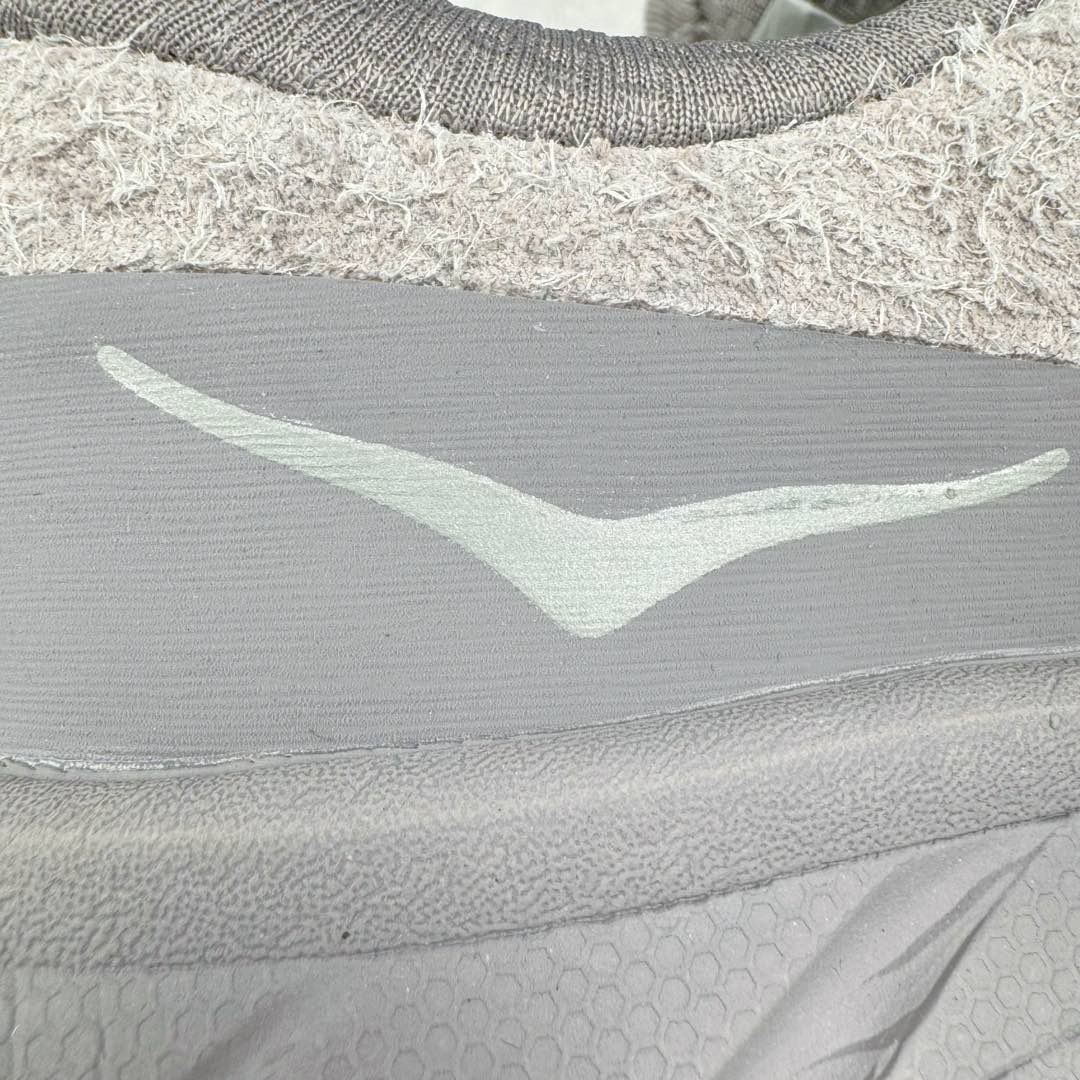 图片[19]-＃纯原 HOKA ONE ONE Tor Uitra Low 托亚潮流户外越野登山功能鞋 鞋款利用机能、户外、复古元素将都市型格与户外机能无缝结合 既能自由穿梭于城市的钢筋水泥之间 也能轻松演绎山系潮流搭配 全粒面皮革结合模压鞋口 提升持久耐穿度 直至鞋头的鞋带设计 舒适灵活的调节 搭配鞋头处HOKA ONE ONE飞翼纹饰 营造了个性十足的张扬气场 Tor Ultra 配备 Vibram® 鞋底与 EVA 和RMAT® 中底 给穿著者最佳的抓地力及舒适性 另外中底的金属摇杆可稳定脚部行程 当走过崎岖山路时依然让脚部得到平稳的感觉 而整对鞋以皮革和耐用尼龙布材打造 与坚固的鞋底相结合 可以牢固地支撑脚部和脚踝 另外外层搭载的Event技术 保持鞋履防水以及鞋内透气作用 尺码：36 36.5 37.5 38 38.5 39 40 40.5 41 42 42.5 43 44 44.5 45-选品中心