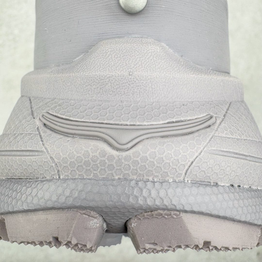 图片[11]-＃纯原 HOKA ONE ONE Tor Uitra Low 托亚潮流户外越野登山功能鞋 鞋款利用机能、户外、复古元素将都市型格与户外机能无缝结合 既能自由穿梭于城市的钢筋水泥之间 也能轻松演绎山系潮流搭配 全粒面皮革结合模压鞋口 提升持久耐穿度 直至鞋头的鞋带设计 舒适灵活的调节 搭配鞋头处HOKA ONE ONE飞翼纹饰 营造了个性十足的张扬气场 Tor Ultra 配备 Vibram® 鞋底与 EVA 和RMAT® 中底 给穿著者最佳的抓地力及舒适性 另外中底的金属摇杆可稳定脚部行程 当走过崎岖山路时依然让脚部得到平稳的感觉 而整对鞋以皮革和耐用尼龙布材打造 与坚固的鞋底相结合 可以牢固地支撑脚部和脚踝 另外外层搭载的Event技术 保持鞋履防水以及鞋内透气作用 尺码：36 36.5 37.5 38 38.5 39 40 40.5 41 42 42.5 43 44 44.5 45-选品中心