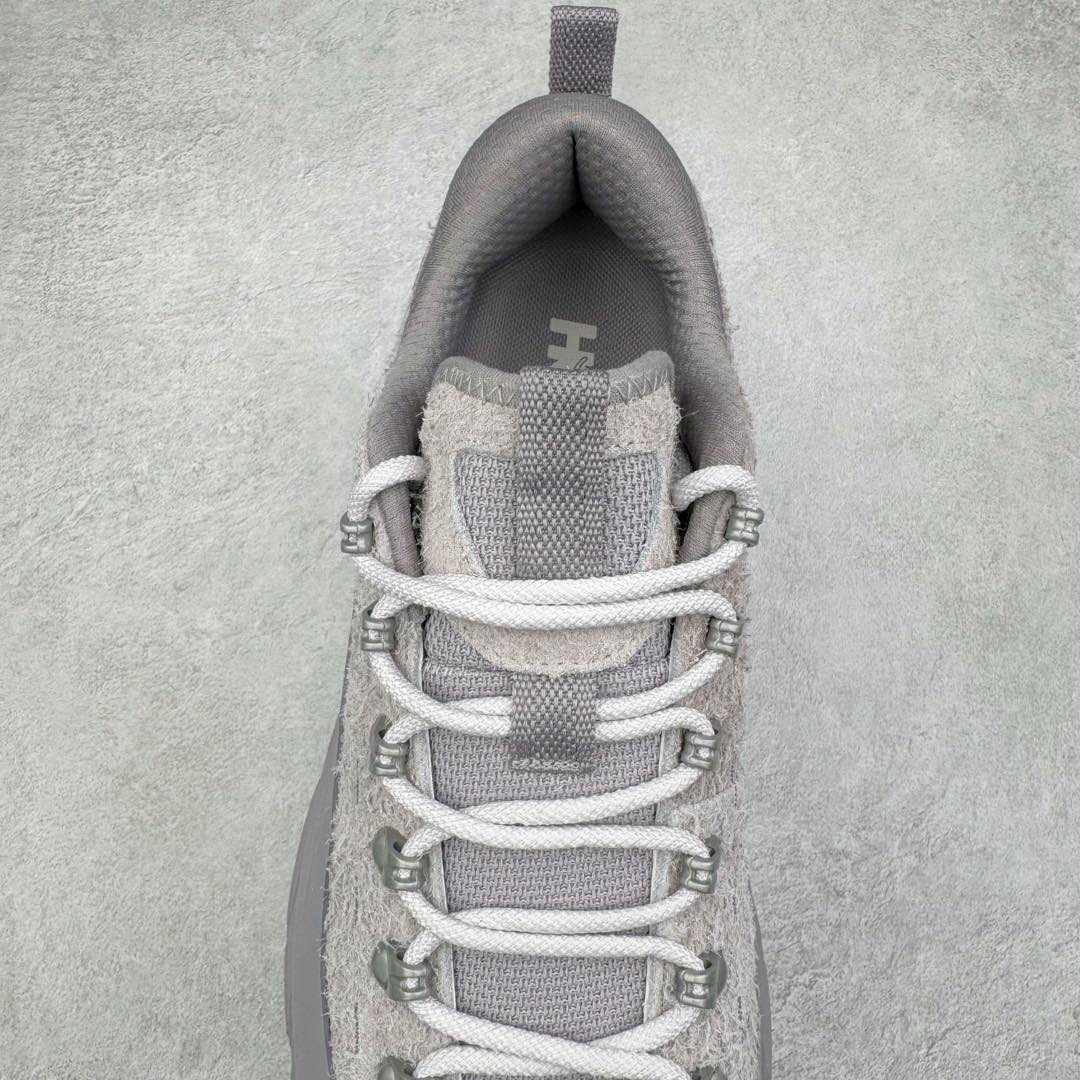 图片[5]-＃纯原 HOKA ONE ONE Tor Uitra Low 托亚潮流户外越野登山功能鞋 鞋款利用机能、户外、复古元素将都市型格与户外机能无缝结合 既能自由穿梭于城市的钢筋水泥之间 也能轻松演绎山系潮流搭配 全粒面皮革结合模压鞋口 提升持久耐穿度 直至鞋头的鞋带设计 舒适灵活的调节 搭配鞋头处HOKA ONE ONE飞翼纹饰 营造了个性十足的张扬气场 Tor Ultra 配备 Vibram® 鞋底与 EVA 和RMAT® 中底 给穿著者最佳的抓地力及舒适性 另外中底的金属摇杆可稳定脚部行程 当走过崎岖山路时依然让脚部得到平稳的感觉 而整对鞋以皮革和耐用尼龙布材打造 与坚固的鞋底相结合 可以牢固地支撑脚部和脚踝 另外外层搭载的Event技术 保持鞋履防水以及鞋内透气作用 尺码：36 36.5 37.5 38 38.5 39 40 40.5 41 42 42.5 43 44 44.5 45-选品中心