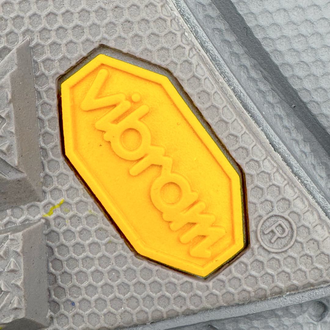 图片[12]-＃纯原 HOKA ONE ONE Tor Uitra Low 托亚潮流户外越野登山功能鞋 鞋款利用机能、户外、复古元素将都市型格与户外机能无缝结合 既能自由穿梭于城市的钢筋水泥之间 也能轻松演绎山系潮流搭配 全粒面皮革结合模压鞋口 提升持久耐穿度 直至鞋头的鞋带设计 舒适灵活的调节 搭配鞋头处HOKA ONE ONE飞翼纹饰 营造了个性十足的张扬气场 Tor Ultra 配备 Vibram® 鞋底与 EVA 和RMAT® 中底 给穿著者最佳的抓地力及舒适性 另外中底的金属摇杆可稳定脚部行程 当走过崎岖山路时依然让脚部得到平稳的感觉 而整对鞋以皮革和耐用尼龙布材打造 与坚固的鞋底相结合 可以牢固地支撑脚部和脚踝 另外外层搭载的Event技术 保持鞋履防水以及鞋内透气作用 尺码：36 36.5 37.5 38 38.5 39 40 40.5 41 42 42.5 43 44 44.5 45-选品中心