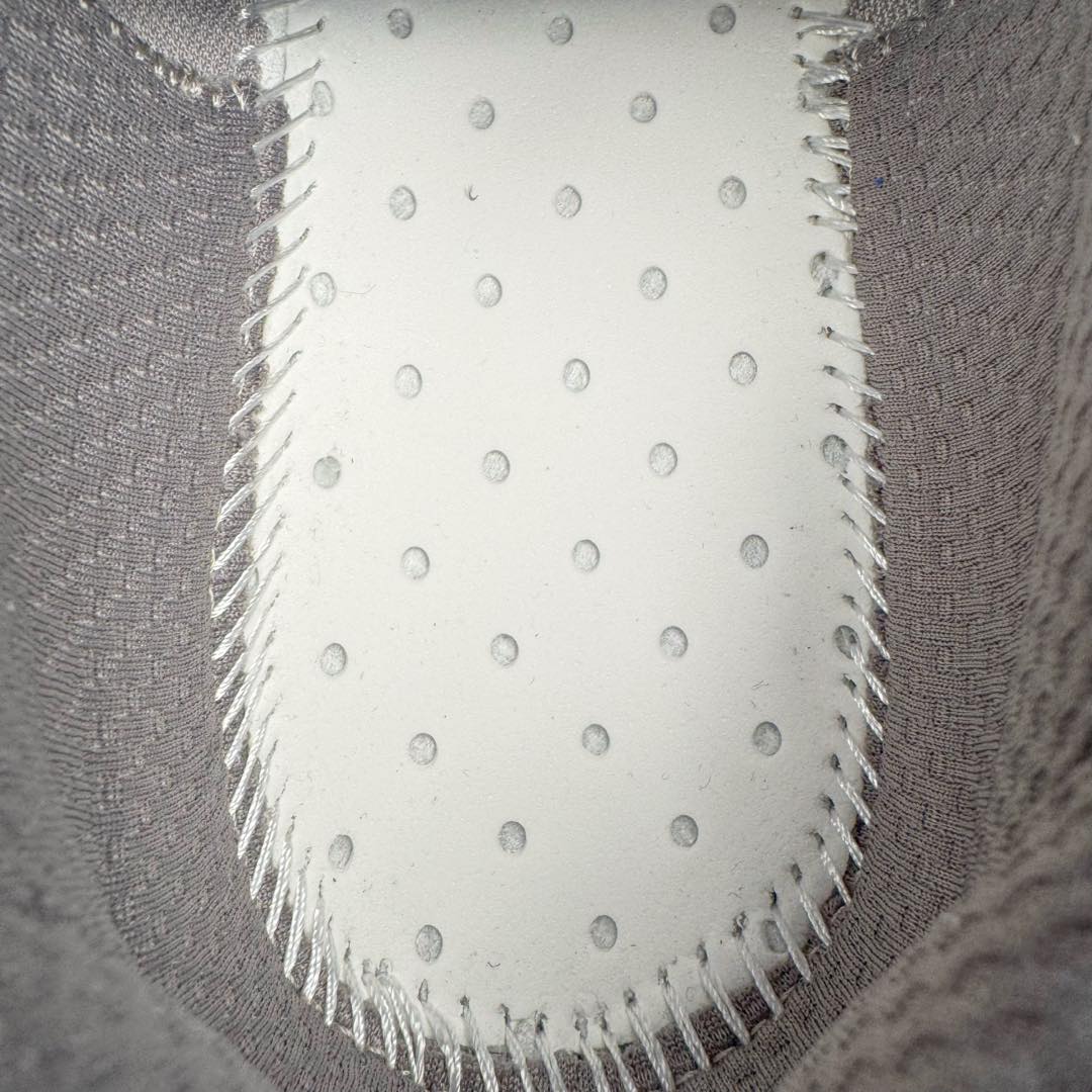 图片[13]-＃纯原 HOKA ONE ONE Tor Uitra Low 托亚潮流户外越野登山功能鞋 鞋款利用机能、户外、复古元素将都市型格与户外机能无缝结合 既能自由穿梭于城市的钢筋水泥之间 也能轻松演绎山系潮流搭配 全粒面皮革结合模压鞋口 提升持久耐穿度 直至鞋头的鞋带设计 舒适灵活的调节 搭配鞋头处HOKA ONE ONE飞翼纹饰 营造了个性十足的张扬气场 Tor Ultra 配备 Vibram® 鞋底与 EVA 和RMAT® 中底 给穿著者最佳的抓地力及舒适性 另外中底的金属摇杆可稳定脚部行程 当走过崎岖山路时依然让脚部得到平稳的感觉 而整对鞋以皮革和耐用尼龙布材打造 与坚固的鞋底相结合 可以牢固地支撑脚部和脚踝 另外外层搭载的Event技术 保持鞋履防水以及鞋内透气作用 尺码：36 36.5 37.5 38 38.5 39 40 40.5 41 42 42.5 43 44 44.5 45-选品中心