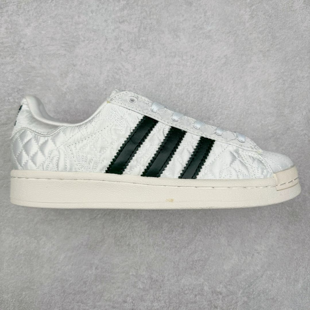 AD Originals Superstar 经典复古贝壳头板鞋 JR7977 诞生于1969年 是第一双将全皮面鞋 身与橡胶鞋头结合在一起的低帮篮球鞋 Superstar最开始 是作为高帮篮球鞋Pro Model的低帮版本而出现的 但因为其独特和醒目的橡胶鞋头造型而让大家熟知 被大家形象地称为\\\”shelltoe\\\”贝壳头 在70年代的美国职业篮球场上 接近3/4的NBA球员都将这双Superstar作为场上用鞋 80年代之后 经过不断的改良和发展 Superstar逐渐成为横跨时装、音乐、街头文化、休闲和运动等各大领域的时尚潮鞋 尺码：36 36.5 37 38 38.5 39 40 40.5 41 42 42.5 43 44 44.5 45-选品中心