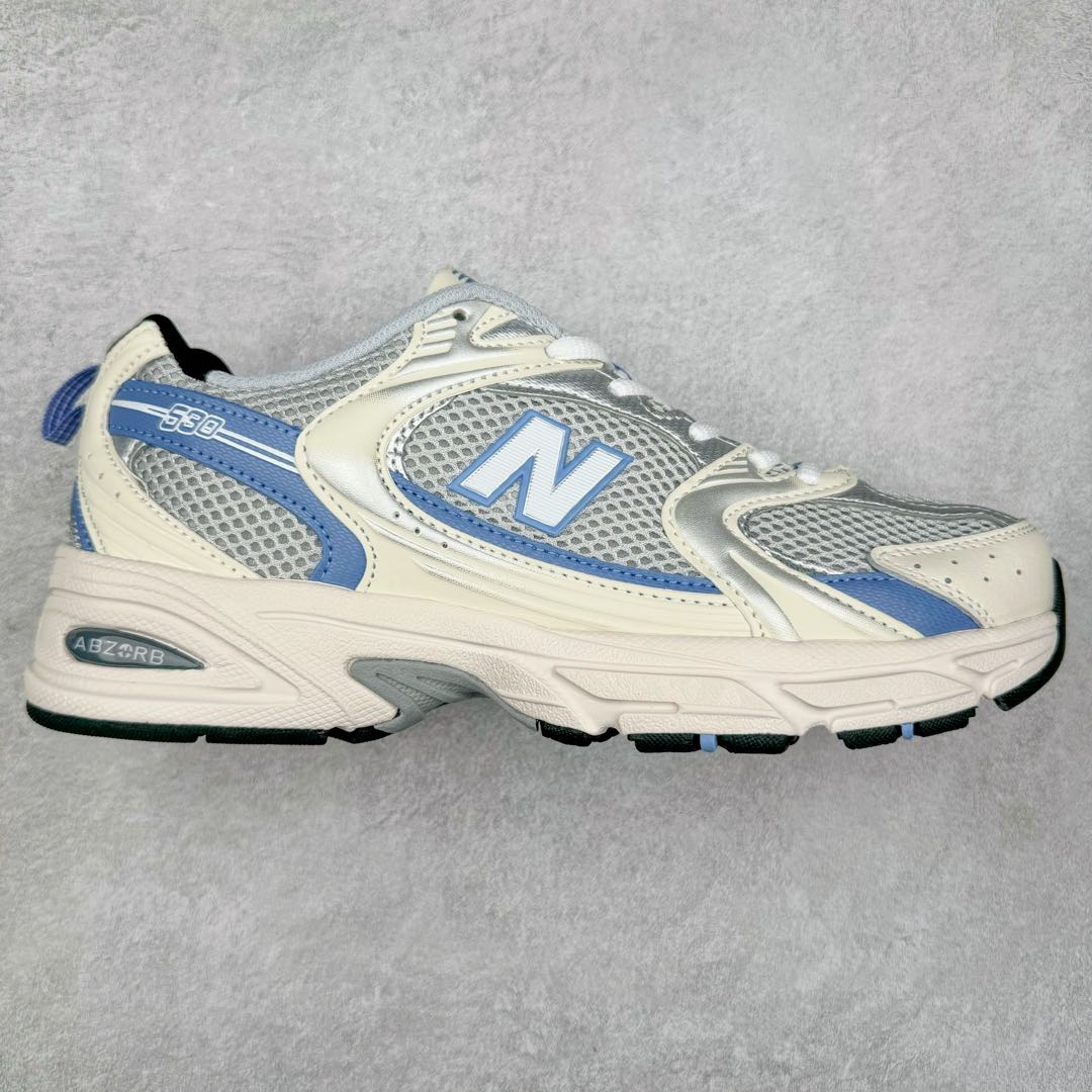 New Balance NB530 新百伦复古透气跑步鞋 抛弃过往以皮革为主的人气轮廓 以极具复古风范的跑鞋外观呈现 设计上全鞋以简约清爽的纯白色作基底 鞋身覆盖大面积织物网眼材质 并于鞋头、鞋带孔眼片等细节处点缀对比鲜明的反光银镀层凸显 鞋舌、侧身等位置则辅以一贯的「N」字标志和品牌徽标彰显身份 最后通过搭载的 ABZORB 缓震中底完善整体造型 尺码：36 37 37.5 38 38.5 39 40 40.5 41 42 42.5 43 44 45-选品中心