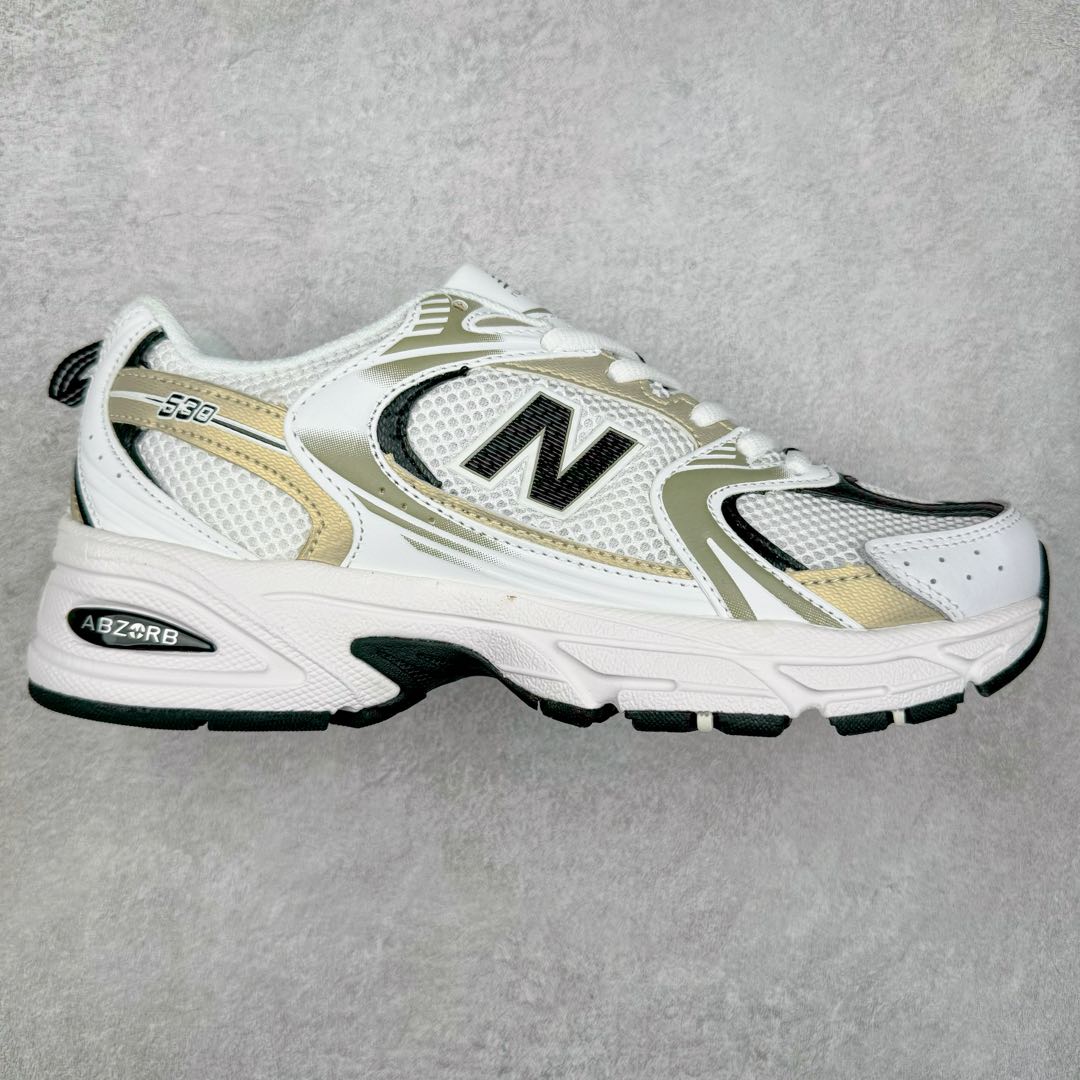 New Balance NB530 新百伦复古透气跑步鞋 抛弃过往以皮革为主的人气轮廓 以极具复古风范的跑鞋外观呈现 设计上全鞋以简约清爽的纯白色作基底 鞋身覆盖大面积织物网眼材质 并于鞋头、鞋带孔眼片等细节处点缀对比鲜明的反光银镀层凸显 鞋舌、侧身等位置则辅以一贯的「N」字标志和品牌徽标彰显身份 最后通过搭载的 ABZORB 缓震中底完善整体造型 尺码：36 37 37.5 38 38.5 39 40 40.5 41 42 42.5 43 44 45-选品中心