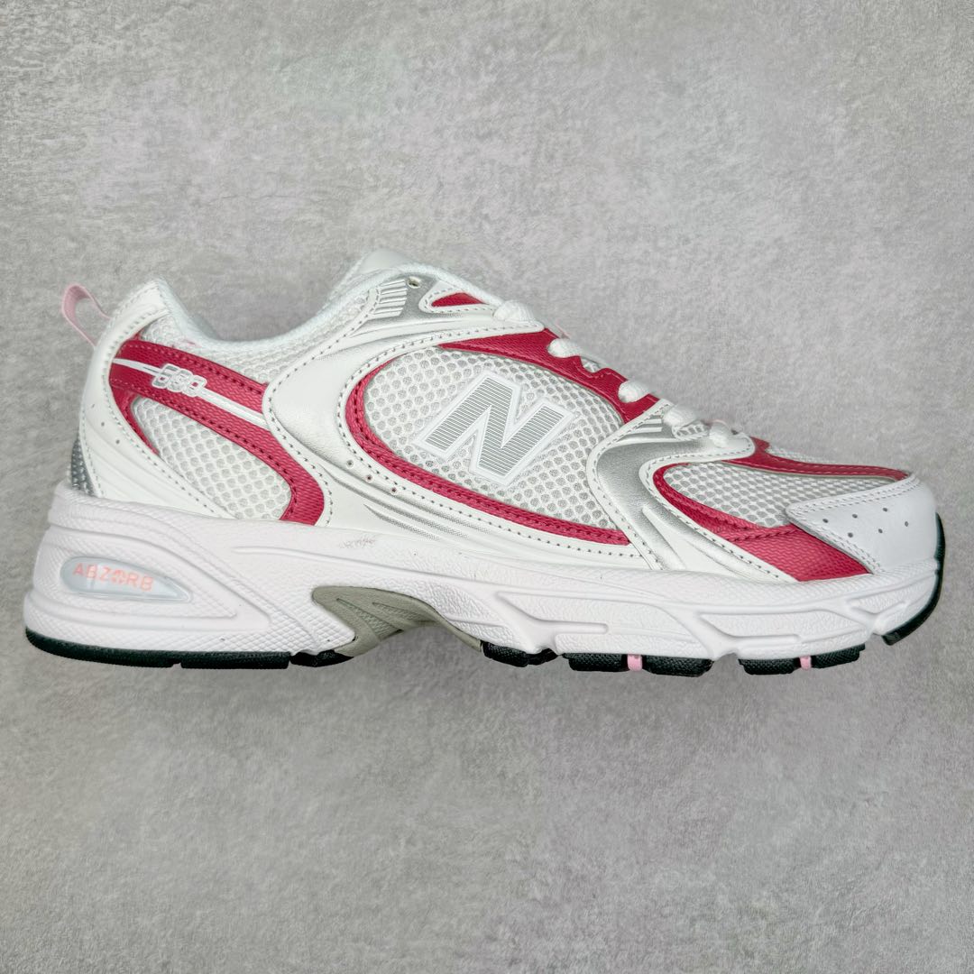 New Balance NB530 新百伦复古透气跑步鞋 抛弃过往以皮革为主的人气轮廓 以极具复古风范的跑鞋外观呈现 设计上全鞋以简约清爽的纯白色作基底 鞋身覆盖大面积织物网眼材质 并于鞋头、鞋带孔眼片等细节处点缀对比鲜明的反光银镀层凸显 鞋舌、侧身等位置则辅以一贯的「N」字标志和品牌徽标彰显身份 最后通过搭载的 ABZORB 缓震中底完善整体造型 尺码：36 37 37.5 38 38.5 39 40 40.5 41 42 42.5 43 44 45-选品中心