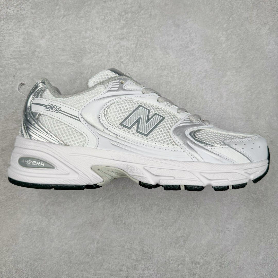New Balance NB530 新百伦复古透气跑步鞋 抛弃过往以皮革为主的人气轮廓 以极具复古风范的跑鞋外观呈现 设计上全鞋以简约清爽的纯白色作基底 鞋身覆盖大面积织物网眼材质 并于鞋头、鞋带孔眼片等细节处点缀对比鲜明的反光银镀层凸显 鞋舌、侧身等位置则辅以一贯的「N」字标志和品牌徽标彰显身份 最后通过搭载的 ABZORB 缓震中底完善整体造型 尺码：36 37 37.5 38 38.5 39 40 40.5 41 42 42.5 43 44 45-选品中心