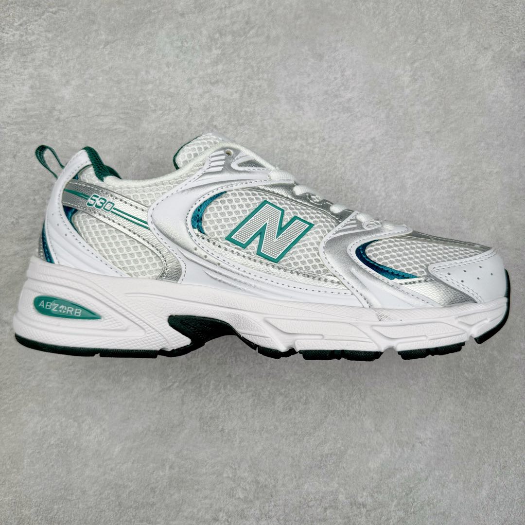 New Balance NB530 新百伦复古透气跑步鞋 抛弃过往以皮革为主的人气轮廓 以极具复古风范的跑鞋外观呈现 设计上全鞋以简约清爽的纯白色作基底 鞋身覆盖大面积织物网眼材质 并于鞋头、鞋带孔眼片等细节处点缀对比鲜明的反光银镀层凸显 鞋舌、侧身等位置则辅以一贯的「N」字标志和品牌徽标彰显身份 最后通过搭载的 ABZORB 缓震中底完善整体造型 尺码：36 37 37.5 38 38.5 39 40 40.5 41 42 42.5 43 44 45-选品中心