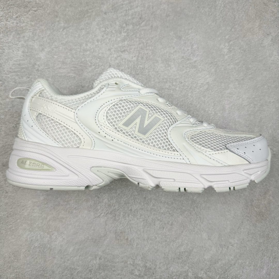 图片[2]-New Balance NB530 新百伦复古透气跑步鞋 抛弃过往以皮革为主的人气轮廓 以极具复古风范的跑鞋外观呈现 设计上全鞋以简约清爽的纯白色作基底 鞋身覆盖大面积织物网眼材质 并于鞋头、鞋带孔眼片等细节处点缀对比鲜明的反光银镀层凸显 鞋舌、侧身等位置则辅以一贯的「N」字标志和品牌徽标彰显身份 最后通过搭载的 ABZORB 缓震中底完善整体造型 尺码：36 37 37.5 38 38.5 39 40 40.5 41 42 42.5 43 44 45-选品中心
