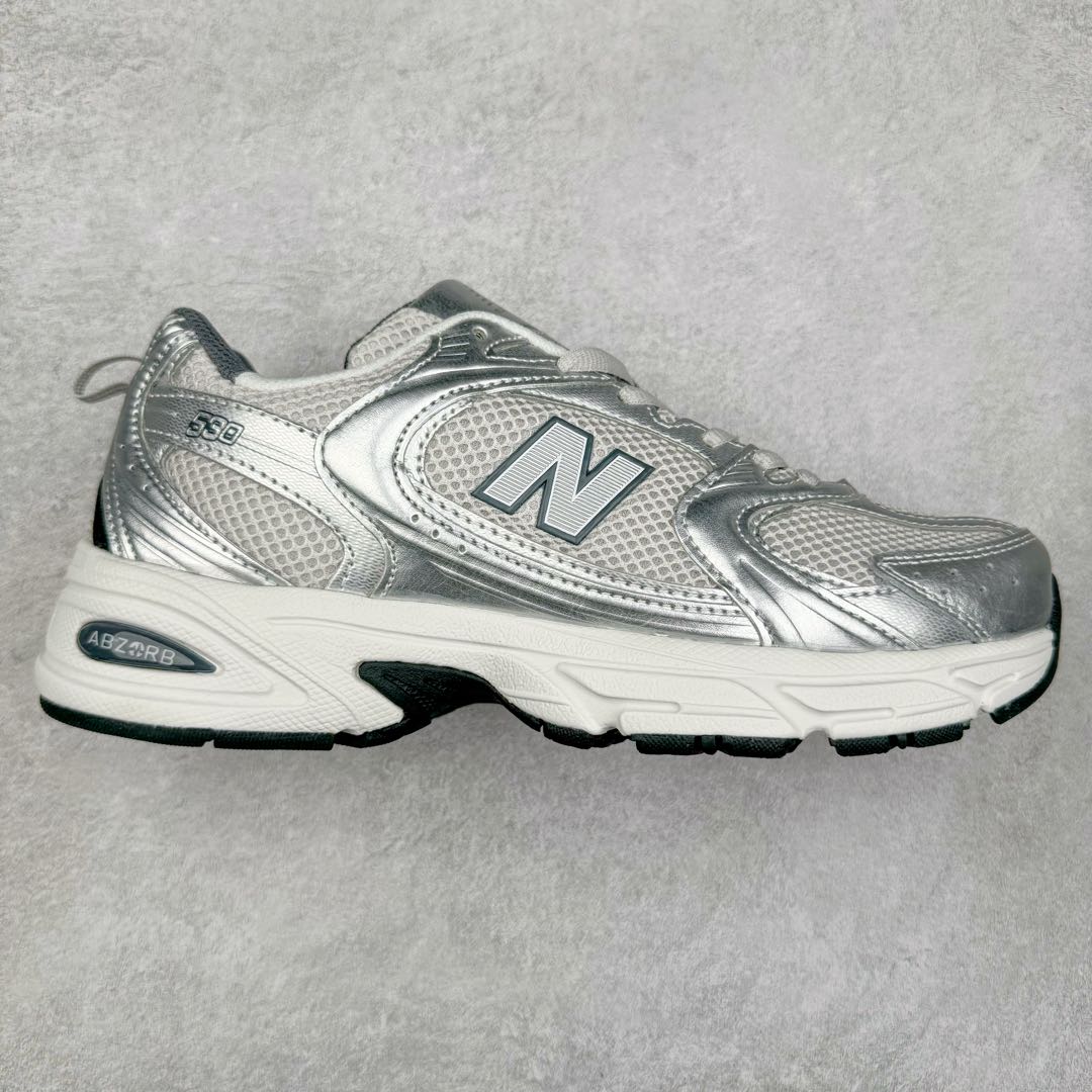 图片[2]-New Balance NB530 新百伦复古透气跑步鞋 抛弃过往以皮革为主的人气轮廓 以极具复古风范的跑鞋外观呈现 设计上全鞋以简约清爽的纯白色作基底 鞋身覆盖大面积织物网眼材质 并于鞋头、鞋带孔眼片等细节处点缀对比鲜明的反光银镀层凸显 鞋舌、侧身等位置则辅以一贯的「N」字标志和品牌徽标彰显身份 最后通过搭载的 ABZORB 缓震中底完善整体造型 尺码：36 37 37.5 38 38.5 39 40 40.5 41 42 42.5 43 44 45-选品中心