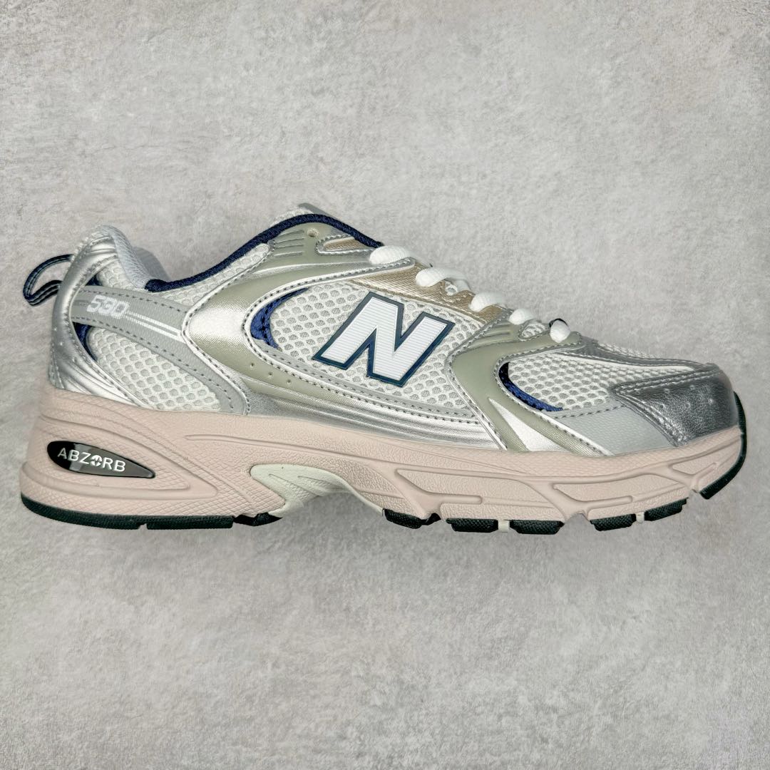 图片[3]-New Balance NB530 新百伦复古透气跑步鞋 抛弃过往以皮革为主的人气轮廓 以极具复古风范的跑鞋外观呈现 设计上全鞋以简约清爽的纯白色作基底 鞋身覆盖大面积织物网眼材质 并于鞋头、鞋带孔眼片等细节处点缀对比鲜明的反光银镀层凸显 鞋舌、侧身等位置则辅以一贯的「N」字标志和品牌徽标彰显身份 最后通过搭载的 ABZORB 缓震中底完善整体造型 尺码：36 37 37.5 38 38.5 39 40 40.5 41 42 42.5 43 44 45-选品中心