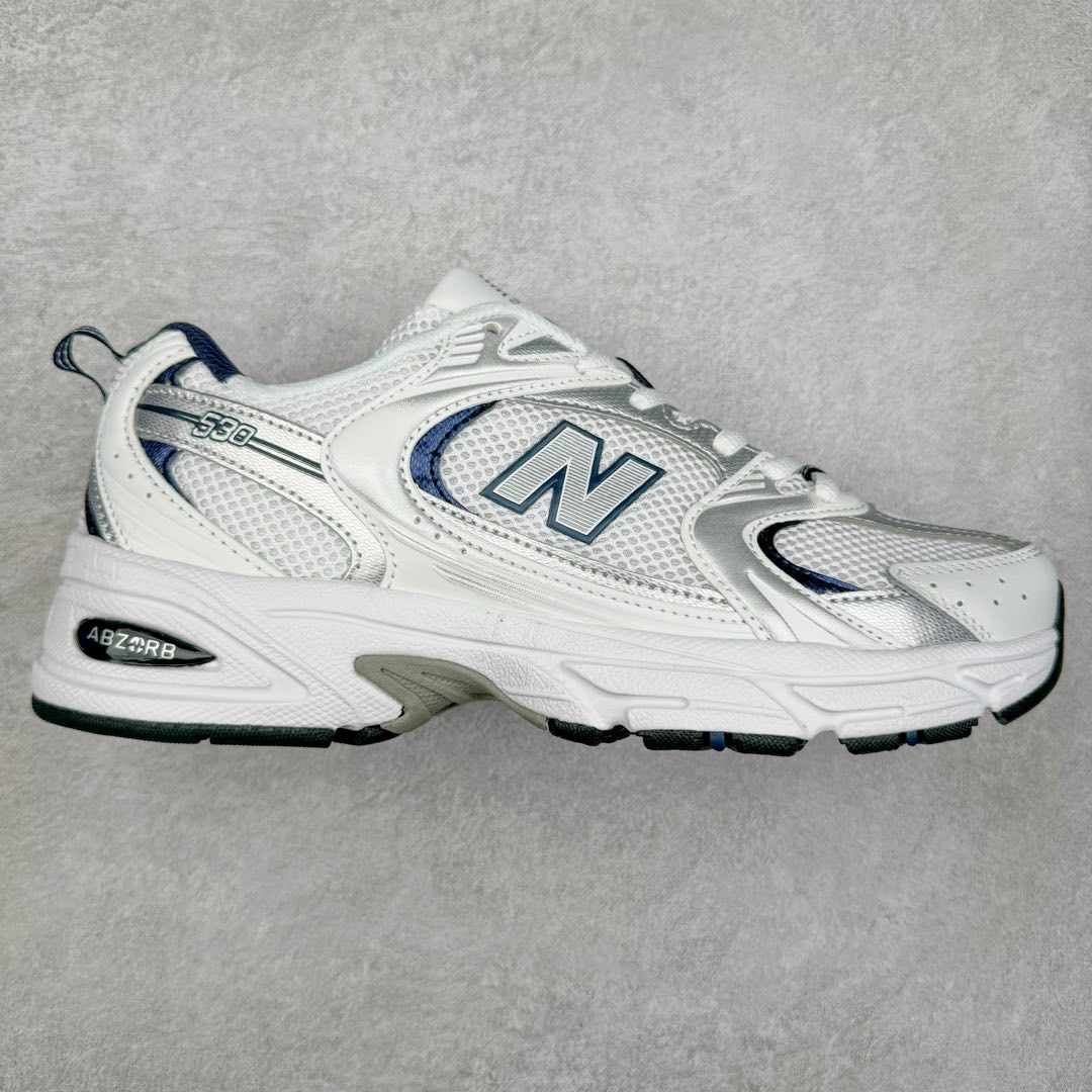 图片[7]-New Balance NB530 新百伦复古透气跑步鞋 抛弃过往以皮革为主的人气轮廓 以极具复古风范的跑鞋外观呈现 设计上全鞋以简约清爽的纯白色作基底 鞋身覆盖大面积织物网眼材质 并于鞋头、鞋带孔眼片等细节处点缀对比鲜明的反光银镀层凸显 鞋舌、侧身等位置则辅以一贯的「N」字标志和品牌徽标彰显身份 最后通过搭载的 ABZORB 缓震中底完善整体造型 尺码：36 37 37.5 38 38.5 39 40 40.5 41 42 42.5 43 44 45-选品中心