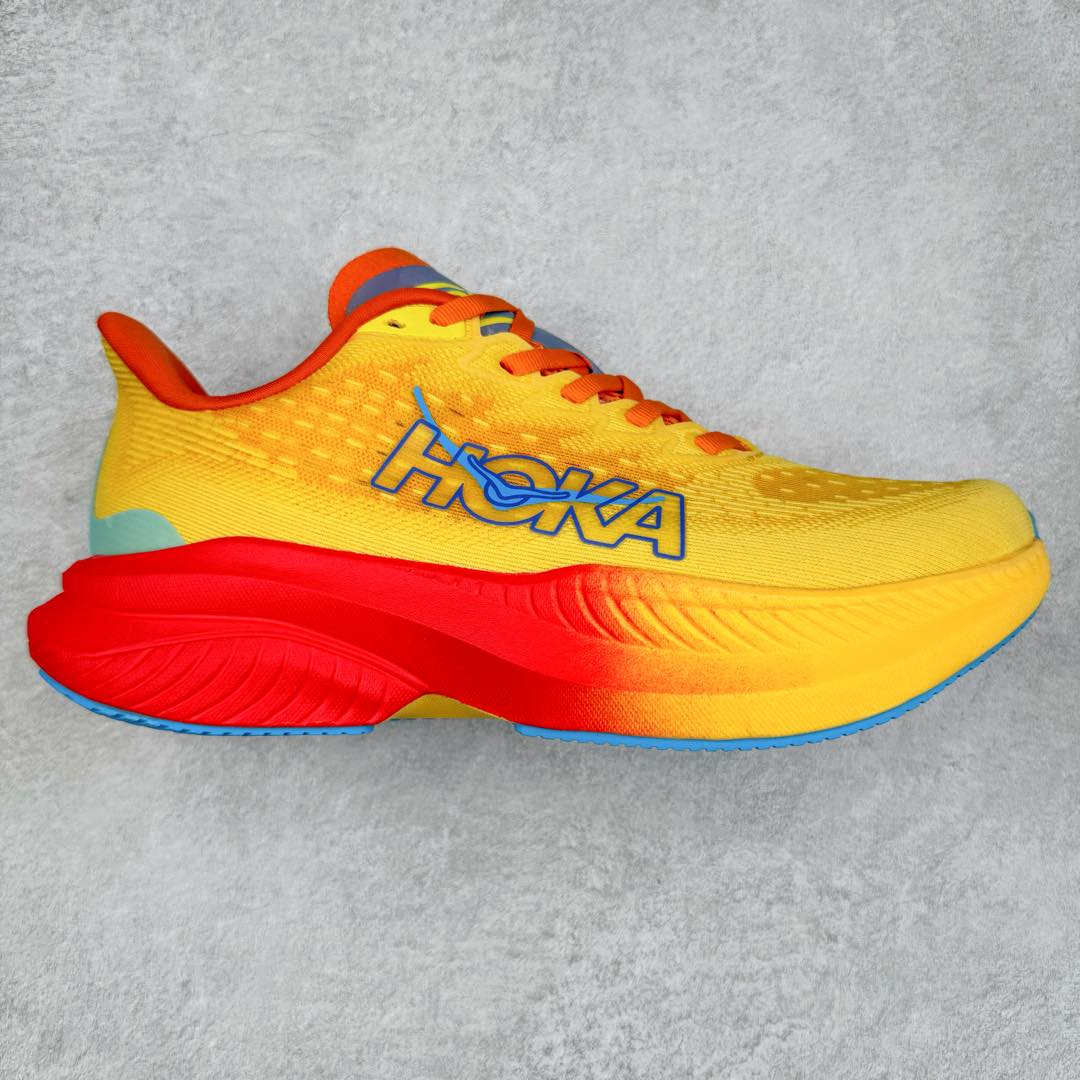 ＃特价福利 HOKA ONE ONE MACH 马赫6 柔软舒适Y2K复古跑鞋防滑耐磨低帮跑步鞋 鞋面上部使用了编织紧密的单层提花网纱（Creel Jacquard）针织技术，虽然初穿时中足部位包裹稍显紧绷，但在几次穿着跑步后会好转，材料舒适贴合，无热点或刺激现象出现。鞋带系统标准配置，鞋带质量理想，鞋舌薄而填充少，内外两侧完全接合，能很好地包裹足部。Mach 6的中底摒弃了先前Mach 5所使用的PROFLY+双层中底和橡胶化泡沫，转而采用全新的SCF（超级临界泡沫）EVA材料，该材料为跑者提供了更明显的回弹感，在落地时能够快速反弹推离地面。相较于Mach 5的软弹着地感，Mach 6带来了一种显著不同的跑步体验。尺码：36 36.5 37.5 38 38.5 39 40 40.5 41 42 42.5 43 44 44.5 45-选品中心