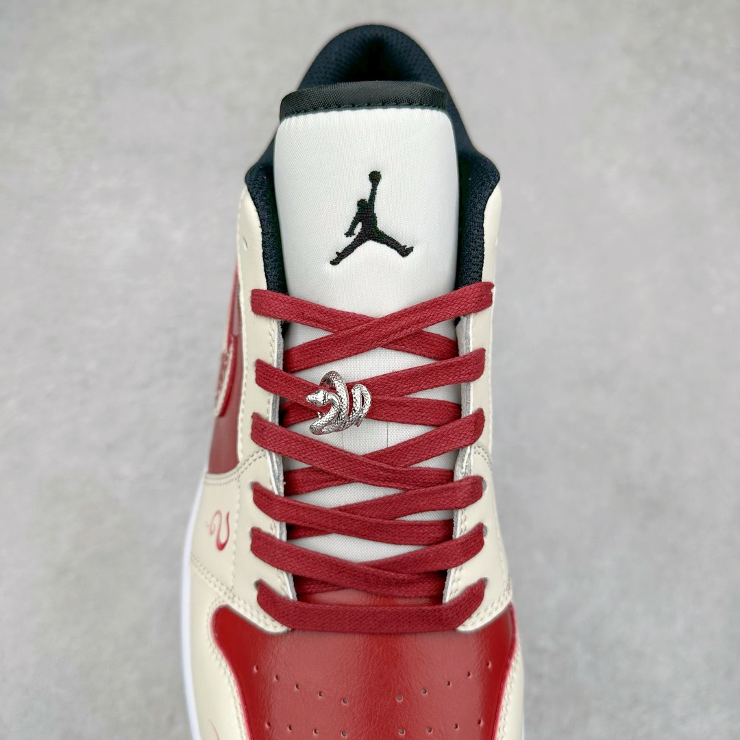 图片[5]-Air Jordan AJ1 Low 低帮定制 蛇年限定 553558-132 原厂内置气垫魔块 A模大底 头层小牛皮 鞋舌AJ原厂专用牛津布+AJ专用反口珍珠布+原厂无杂质高弹内里海棉+特殊封边弹力鞋带 尺码：36 36.5 37.5 38 38.5 39 40 40.5 41 42 42.5 43 44 44.5 45 46 47.5-选品中心